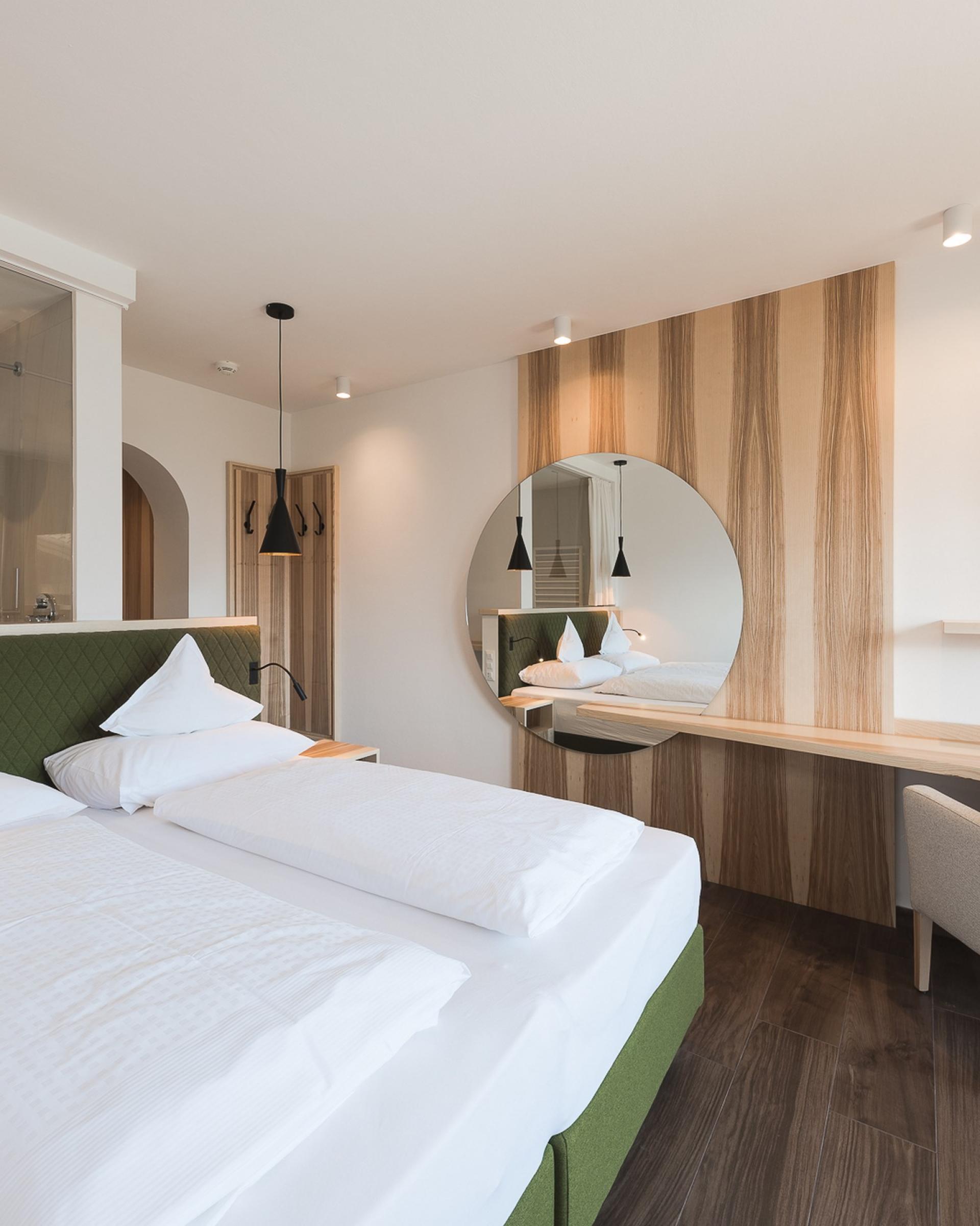 Modernes Hotelzimmer mit Doppelbett im Alpenpalais Kröll