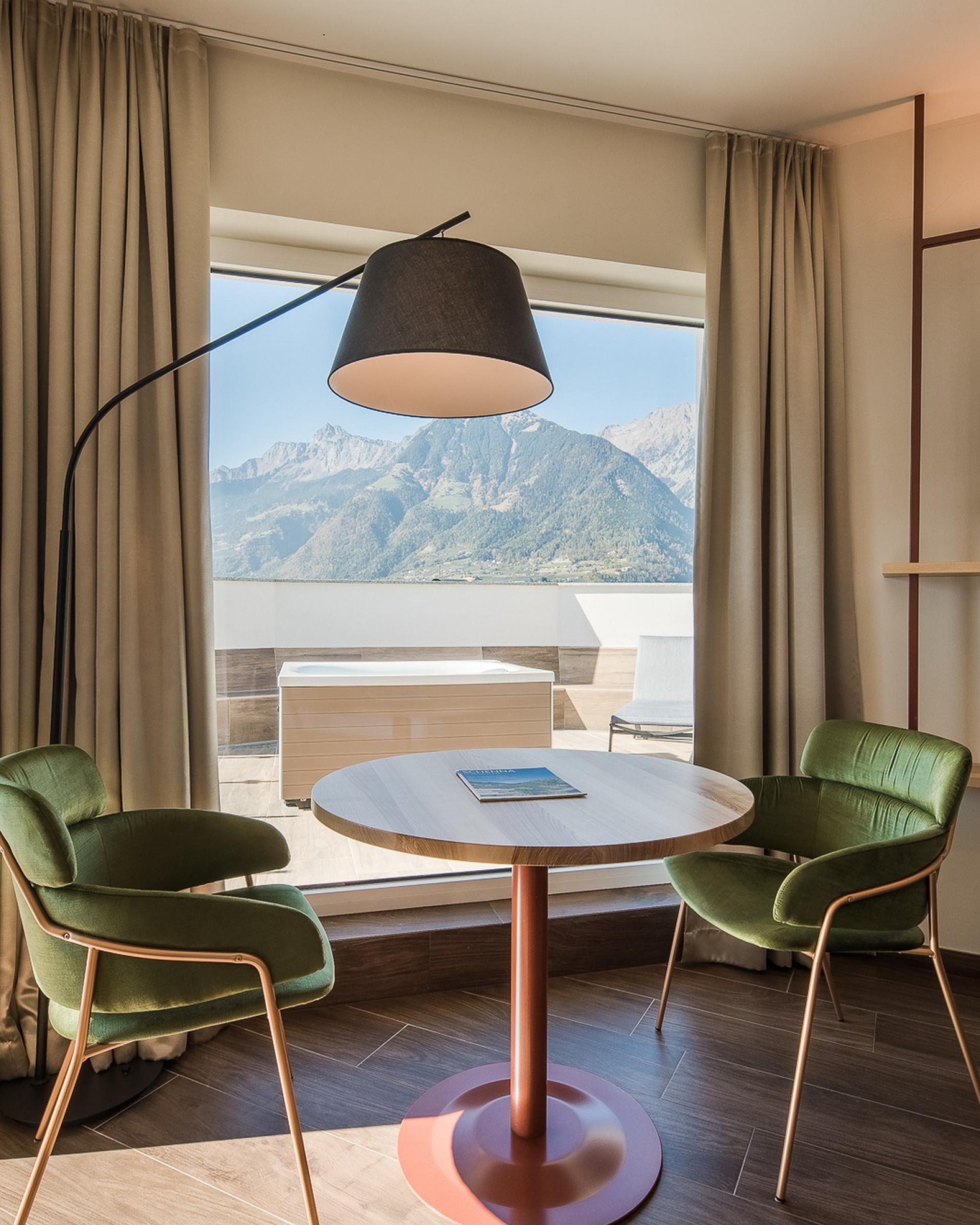 Gemütlicher Sitzbereich im Alpenpalais Kröll mit Bergblick