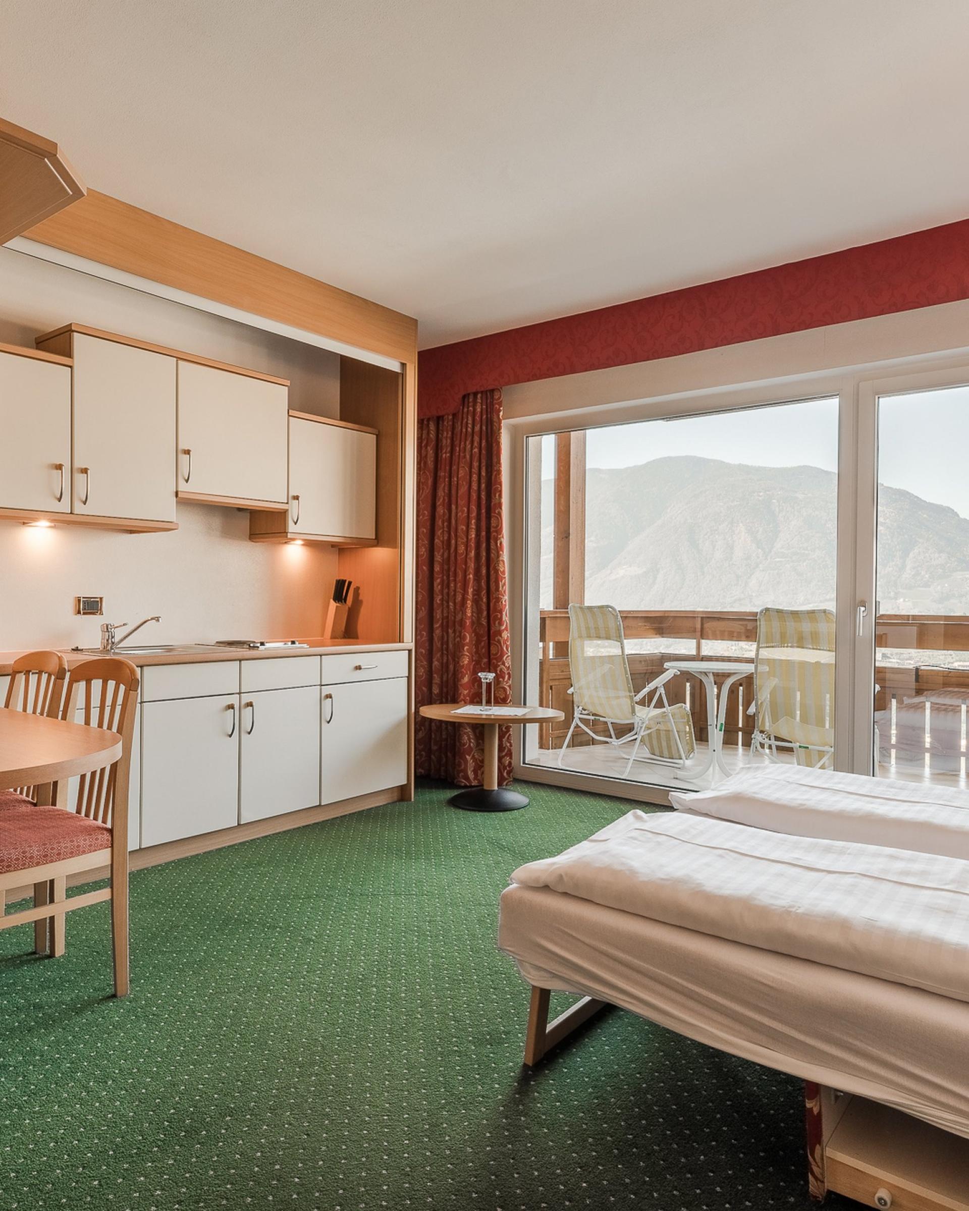 Zimmer mit Balkon und Bergblick im Alpenpalais Kröll