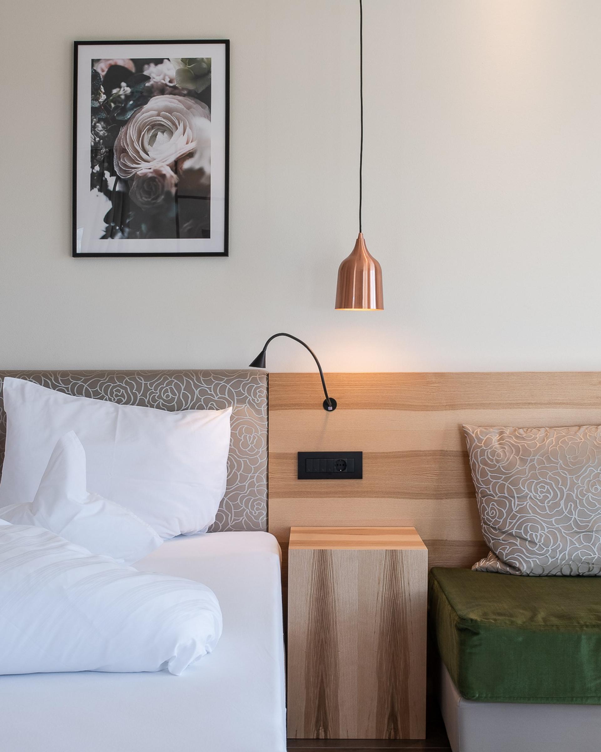 Gemütliches Hotelzimmer mit Bett und Sitzecke im Alpenpalais Kröll