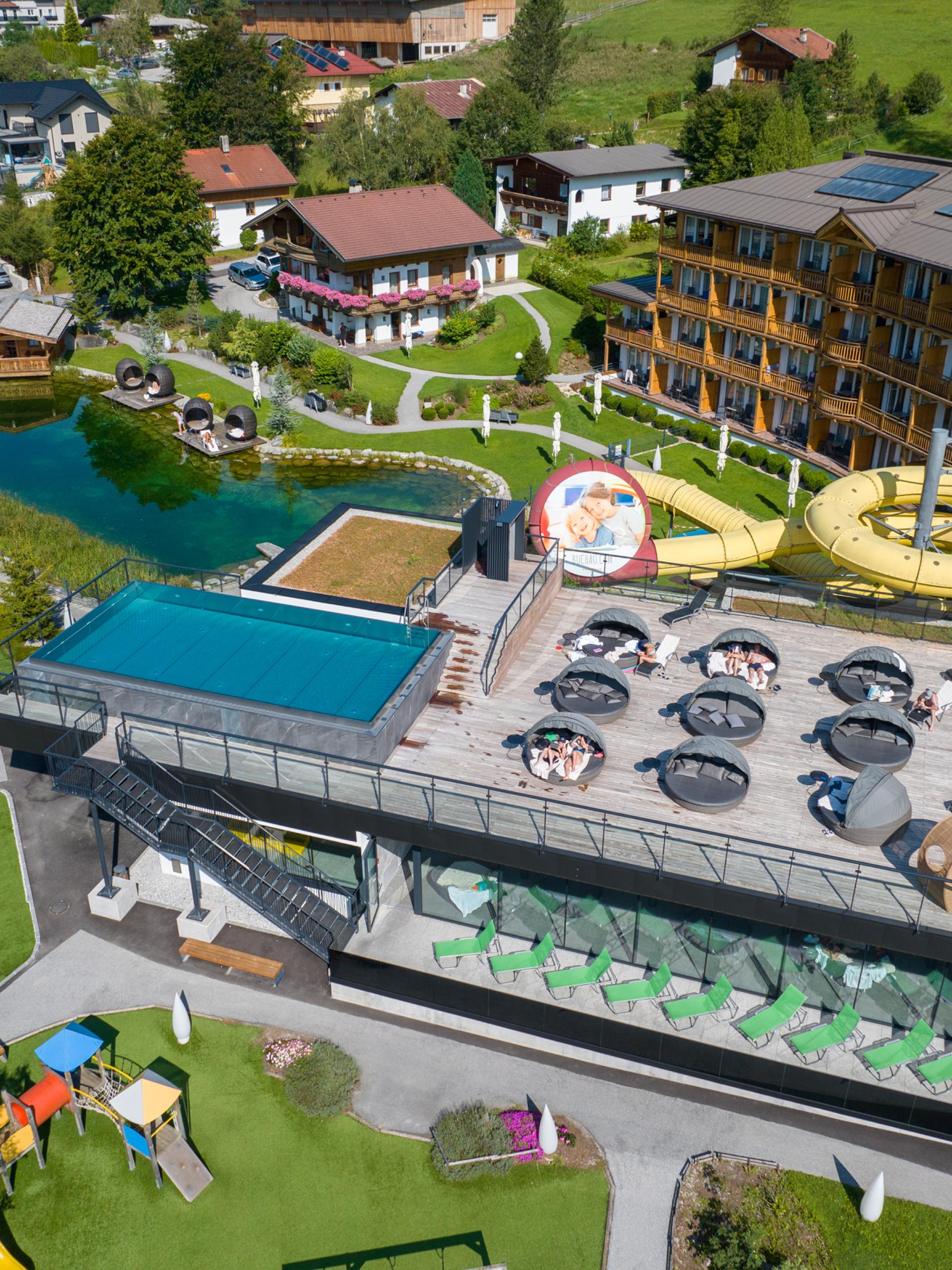 Luftaufnahme des Familienresort Buchau mit Wasserrutsche, Teich und Spielplatz