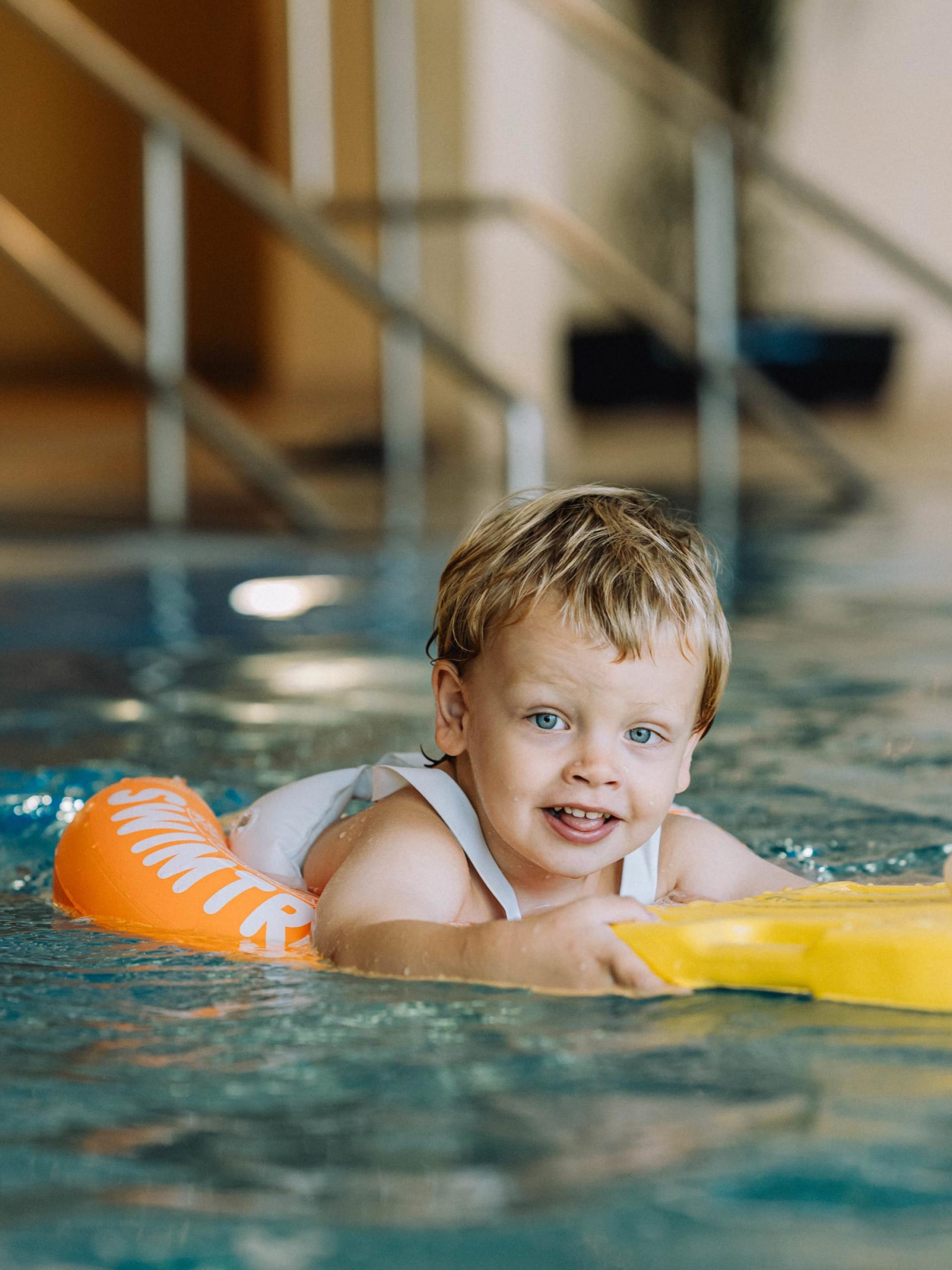 Kind taucht mit Schwimmring und Spielzeug im Familienresort Buchau Pool