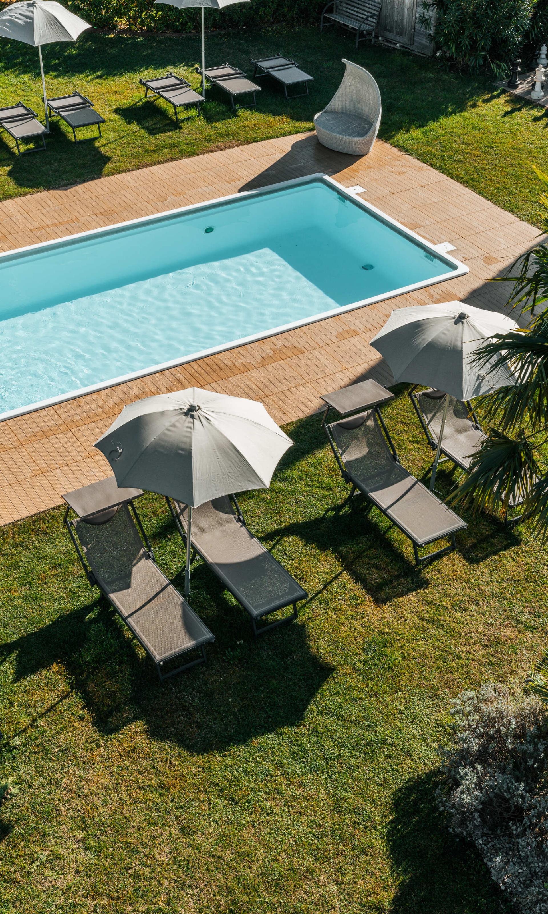 Paar genießt Getränke auf Terrasse mit Alpenpalais Kröll und Bergblick