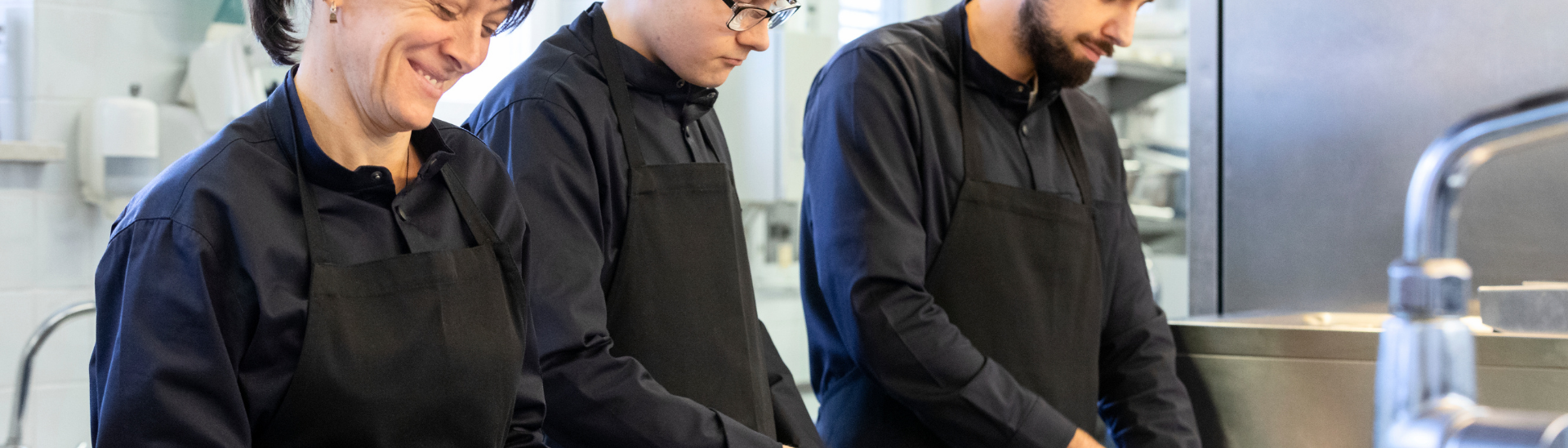 Drei Köche bereiten in Zeller's Quartier Königsbrunn Speisen zu