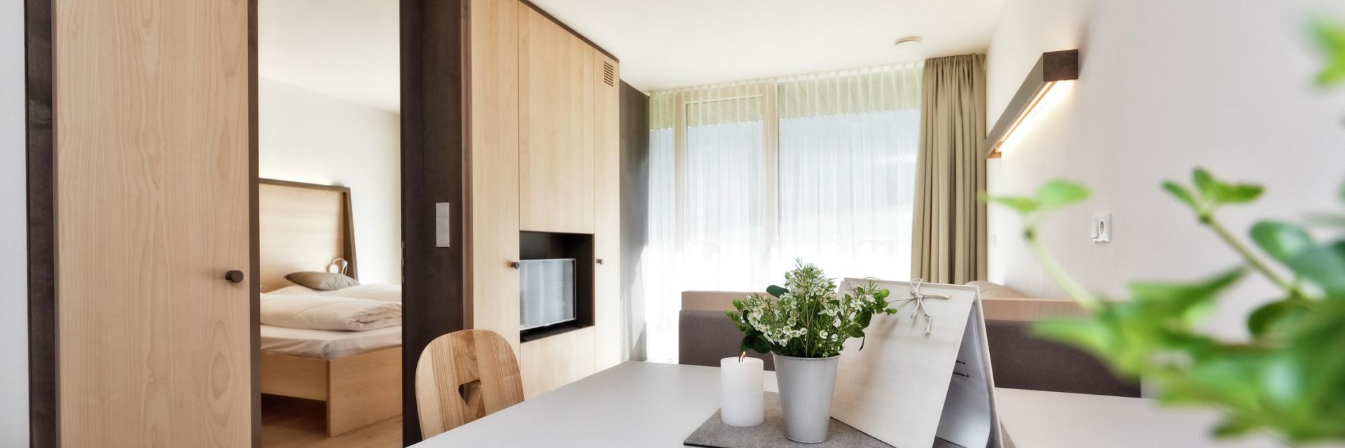 Winter relaxation and nature enjoyment with Prosecco and apple strudel