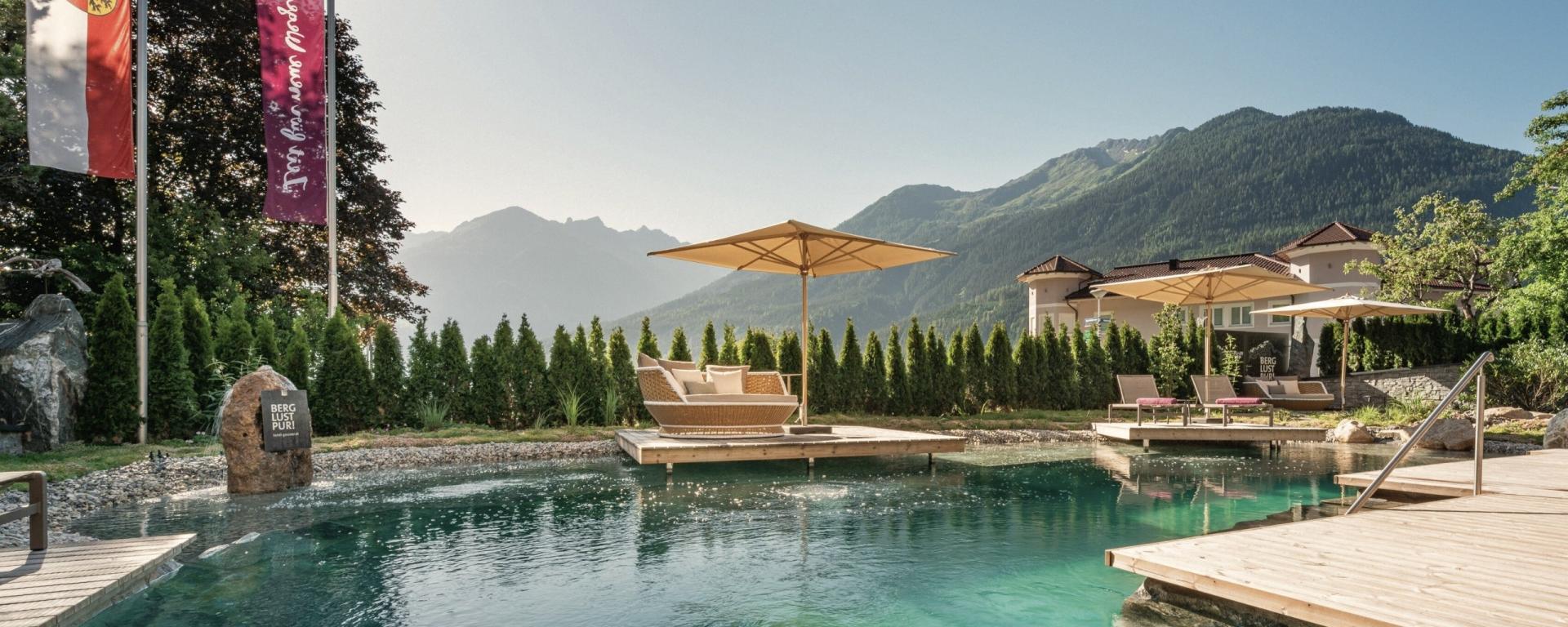 Hotel Gassner **** Superior Außenpool mit Sonnenschirmen und Bergblick