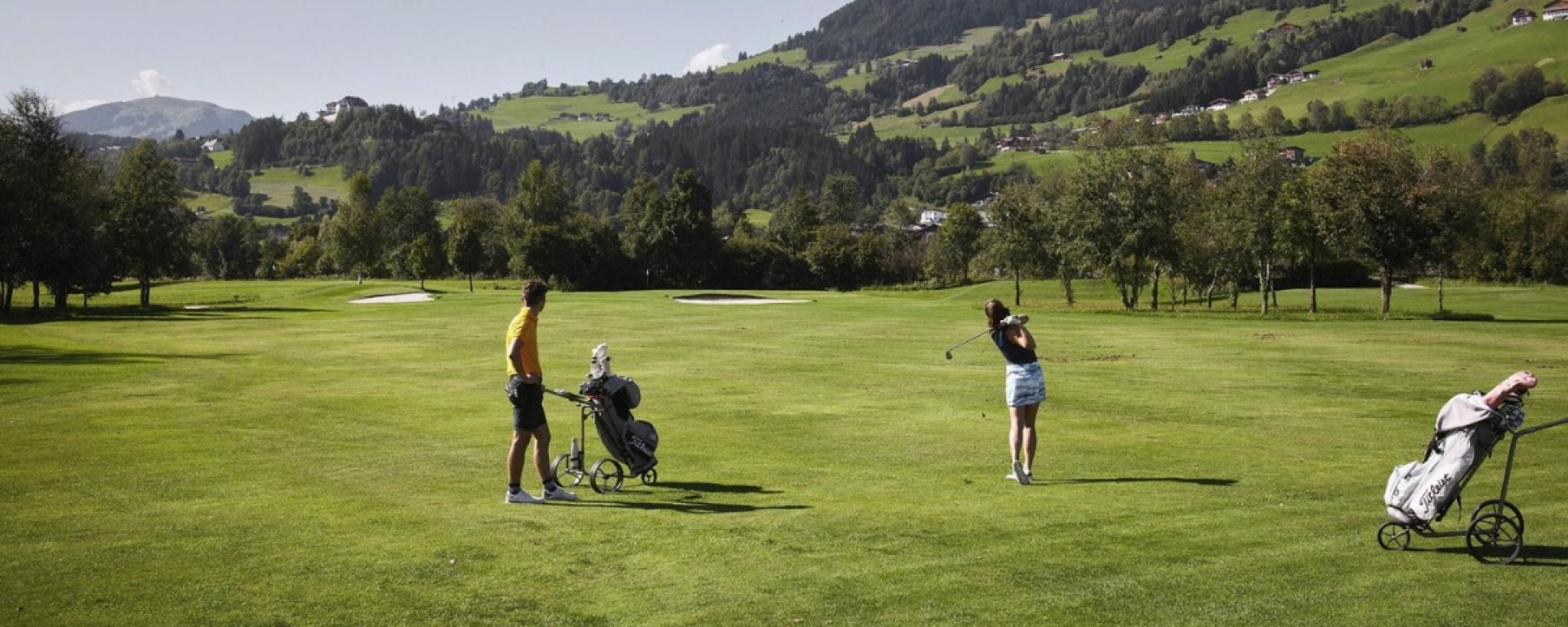 Golfspieler auf grünem Platz mit Bergen im Hintergrund im Hotel Gassner **** Superior