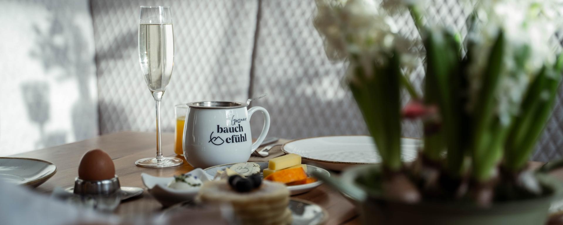 Frühstückstisch im Hotel Gassner **** Superior mit Sekt, Ei und Käse