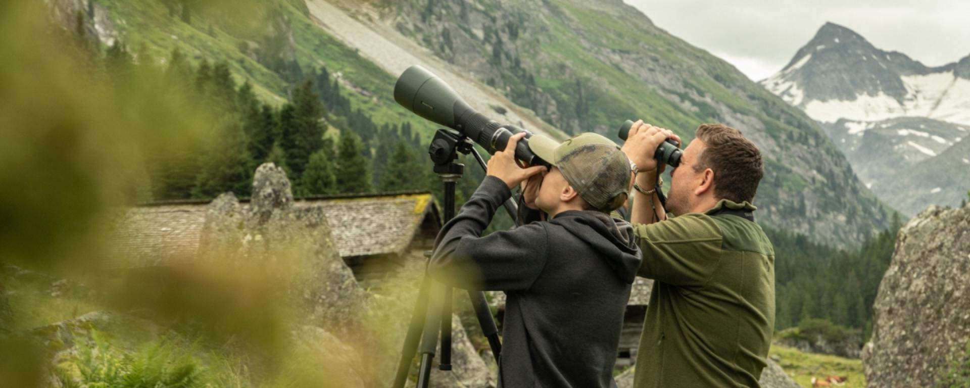Zwei Männer bei Vogelbeobachtung in den Bergen nahe Hotel Gassner **** Superior