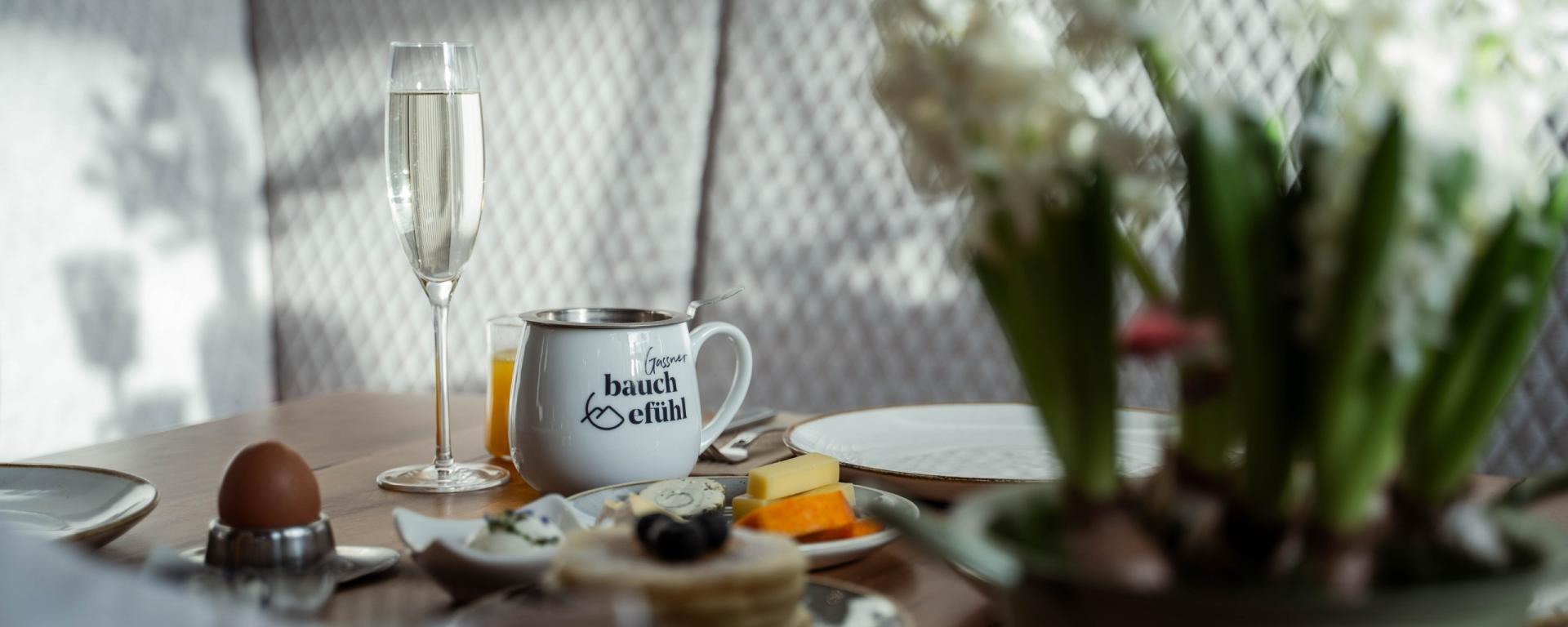 Frühstückstisch im Hotel Gassner **** Superior mit Ei, Käse und Getränken