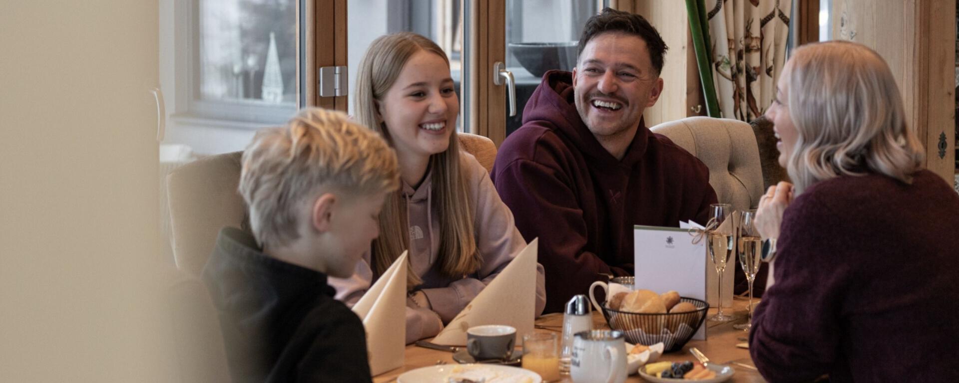 Familienfrühstück im Hotel Gassner mit Brötchen, Obst, Kaffee und Tee am Tisch