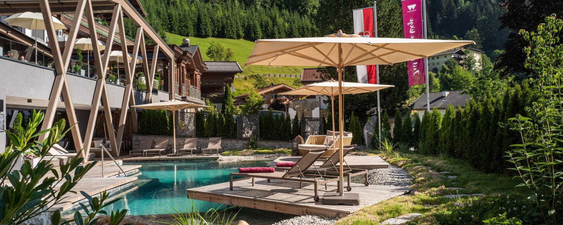 GartenSPA vom Hotel Gassner mit Naturpool und Loungemöbel 