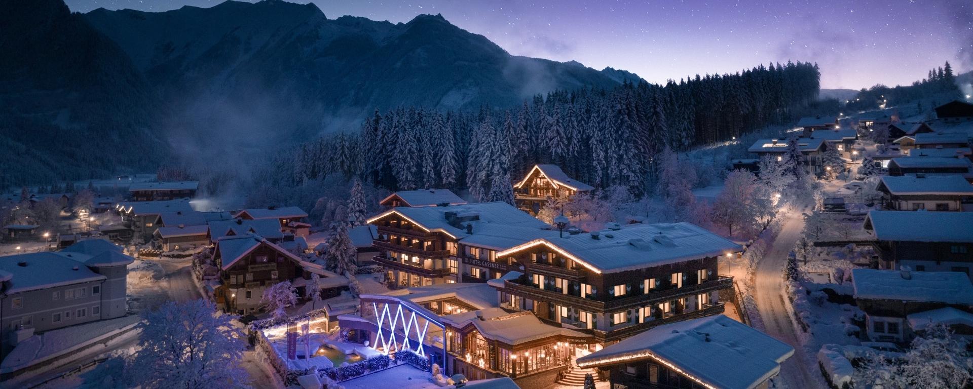 Hotel Gassner mit dem Baumhaus im Hintergrund bei sternenklarer Nacht in der Vorweihnachtszeit