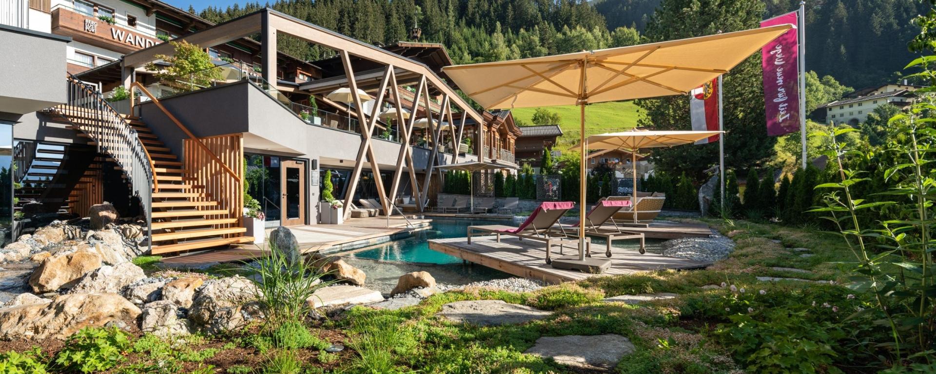 GartenSPA vom Hotel Gassner mit Naturpool und Loungemöbel 
