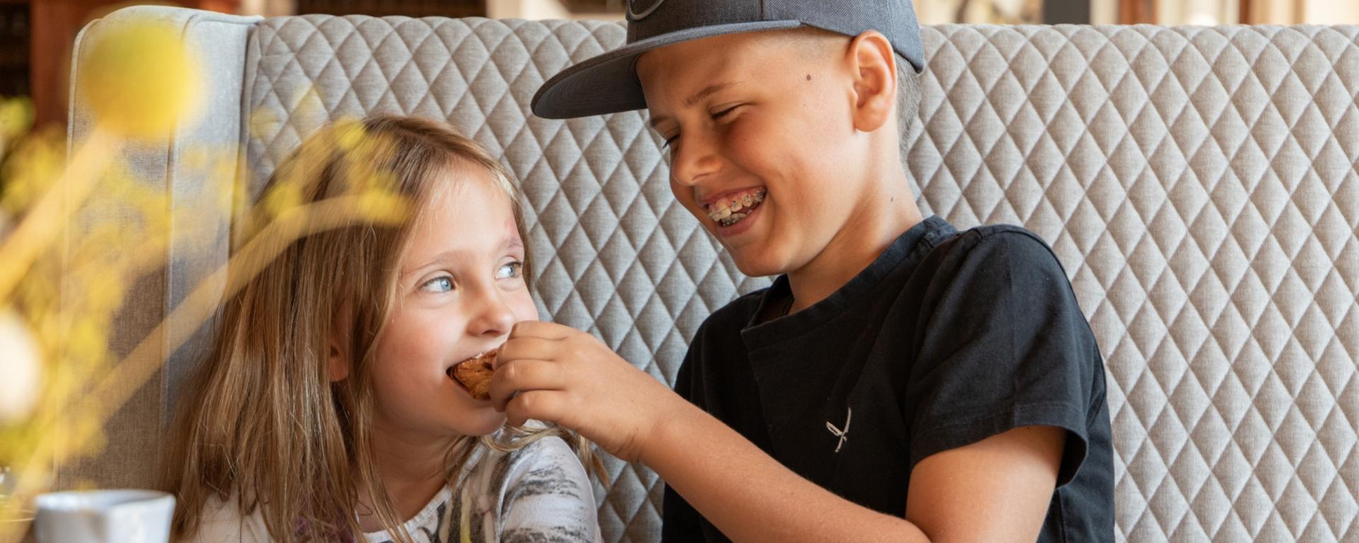 Kinder genießen gemeinsam Snack im Hotel Gassner **** Superior
