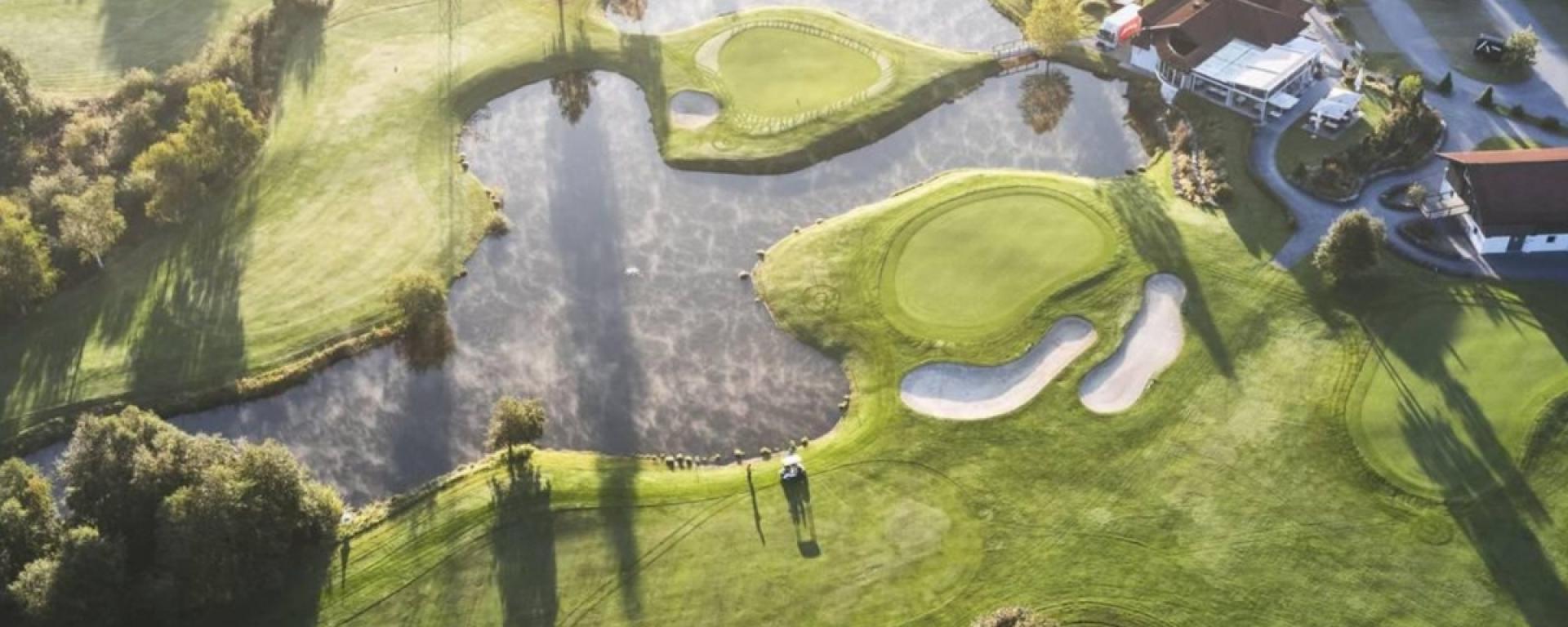 Luftaufnahme des Golfplatzes beim Hotel Gassner **** Superior mit Seen und Grünflächen