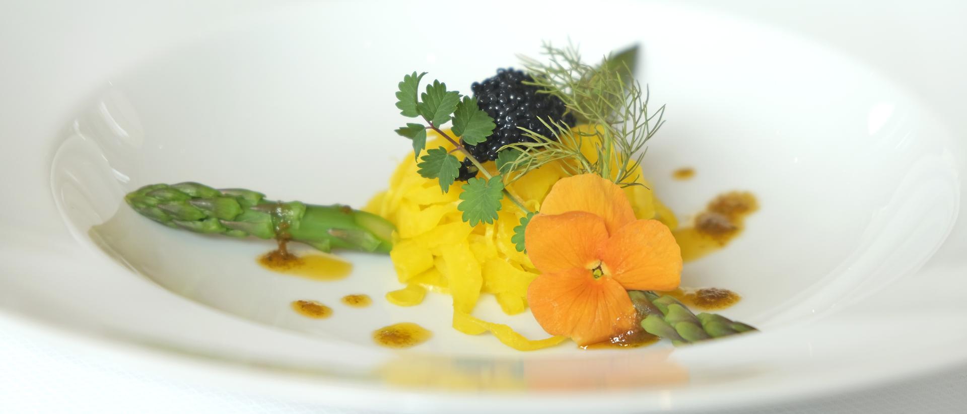 Basisches Gericht mit grünem Spargel