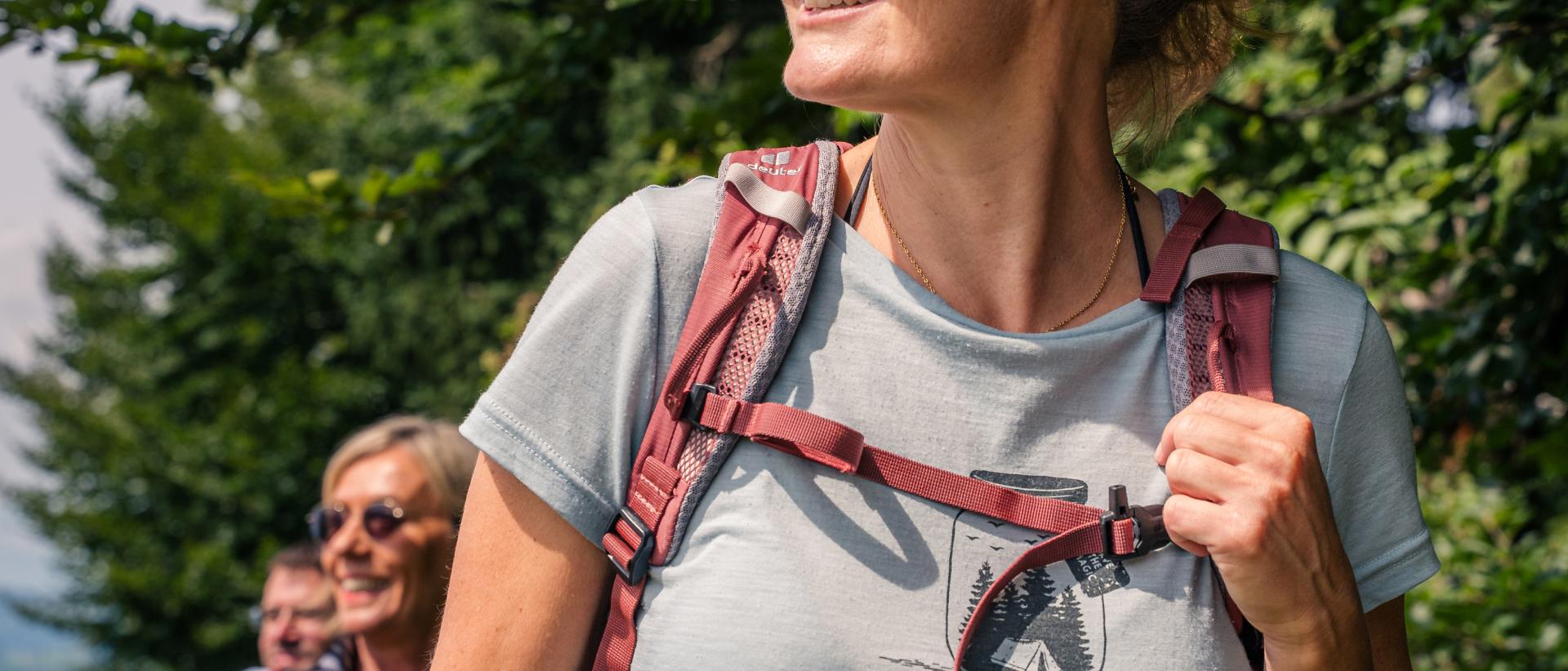 Frau beim Wandernmit Rucksack