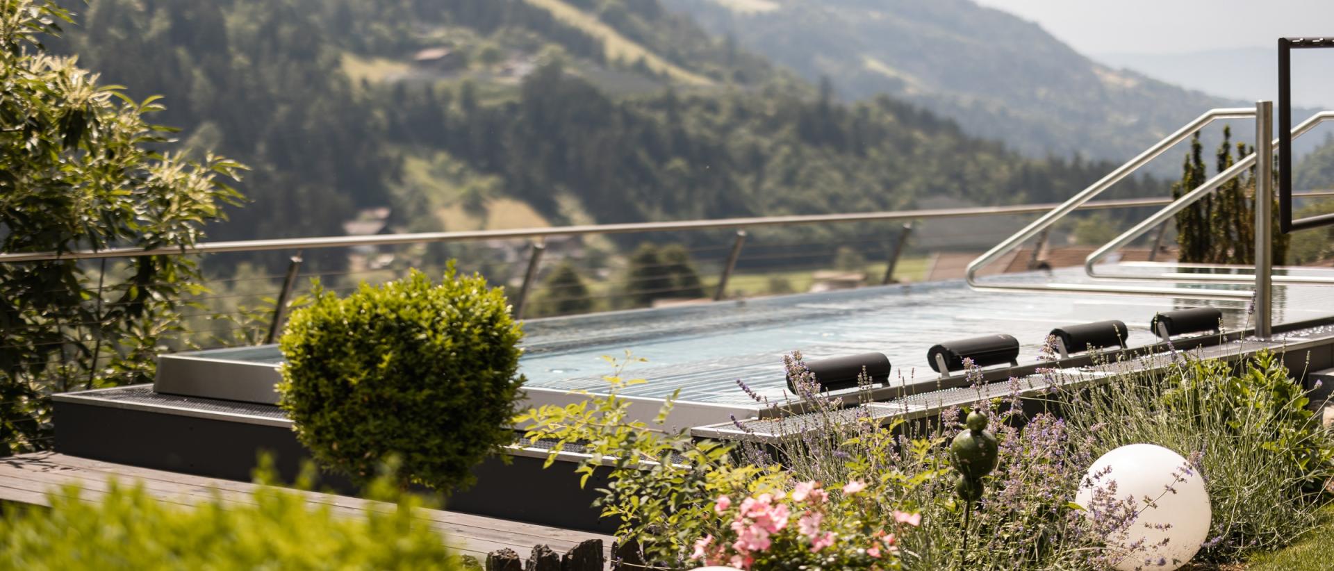 SPRING MOMENTS - STAY 4 PAY 3