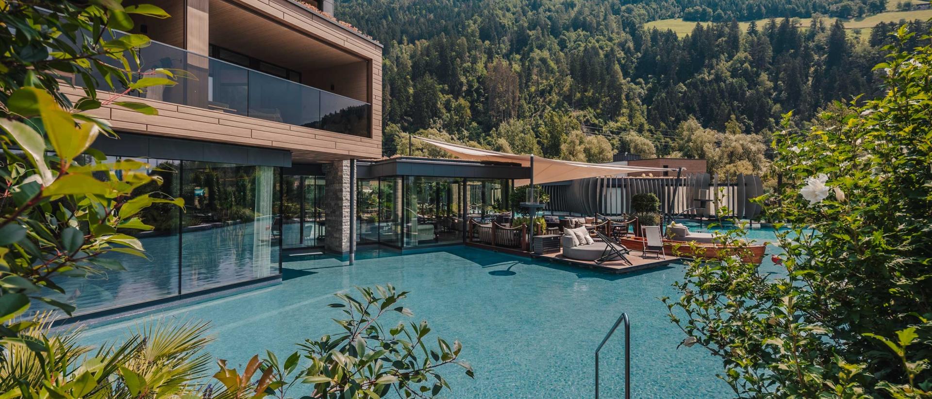 SPRING ESCAPE - STAY 5 PAY 4