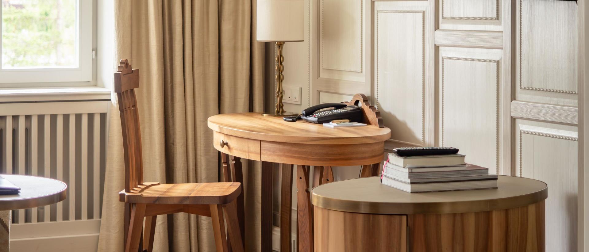 Hotel Post Lech: Elegantes Zimmer mit Schreibtisch, Stuhl und Fernseher