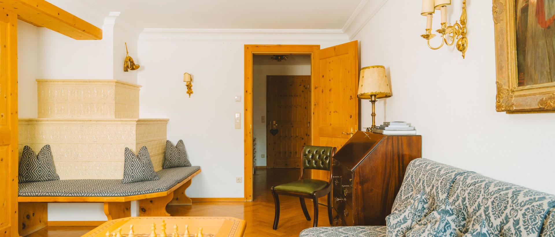 Wohnbereich im Hotel Post Lech mit Sofa, Sitzbank und Schachbrett