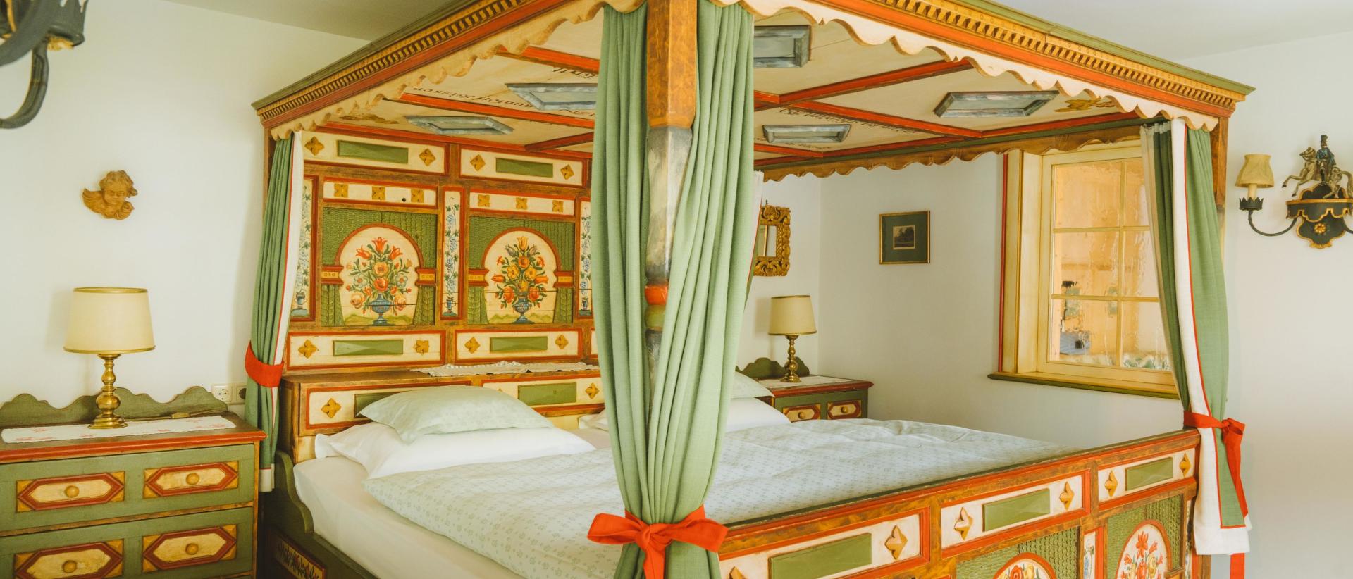 Hotel Post Lech: Traditionelles Zimmer mit kunstvoll verziertem Himmelbett