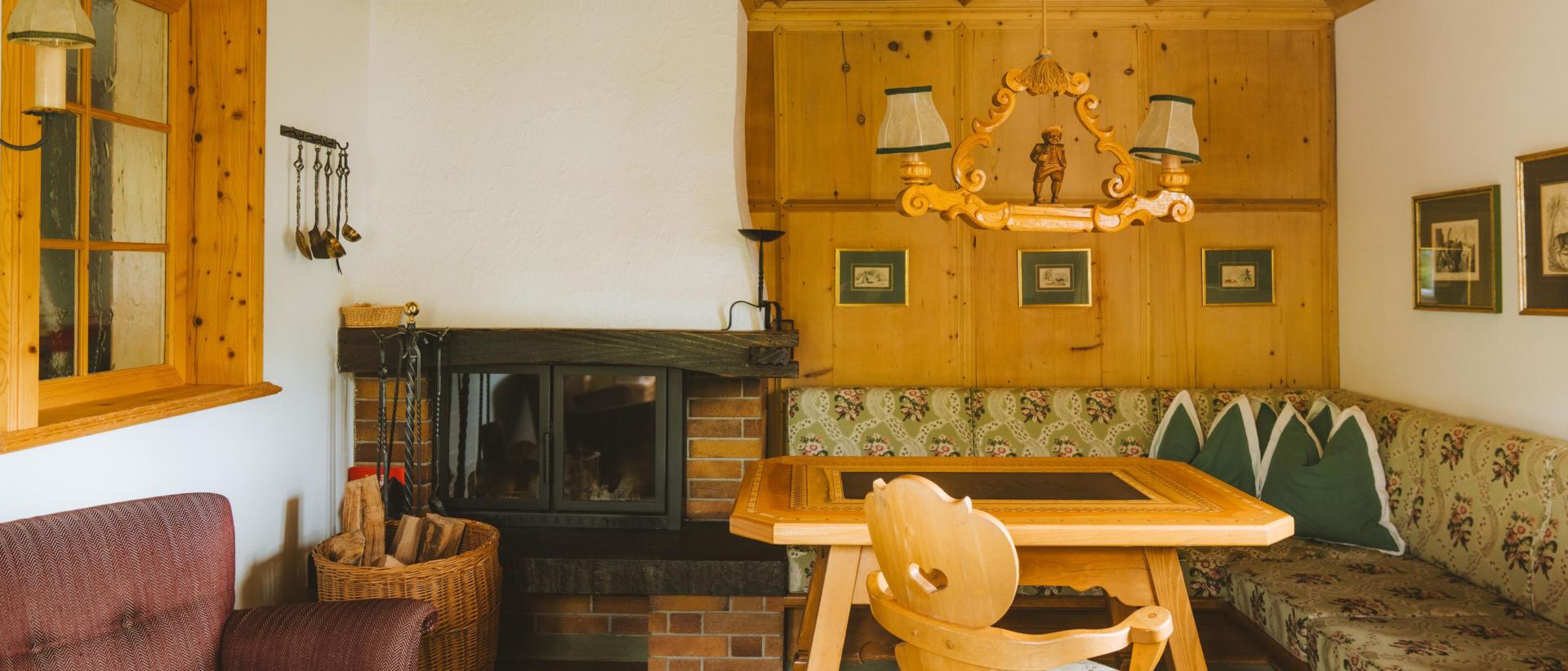 Rustikale Stube mit Kamin im Hotel Post Lech