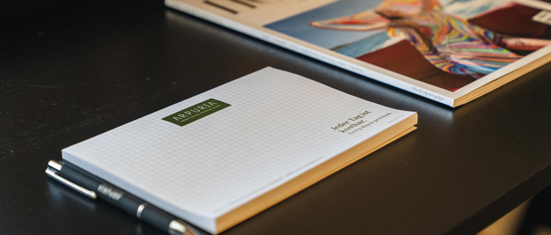 Notizbuch und Stift auf einem Tisch im Hotel Arpuria
