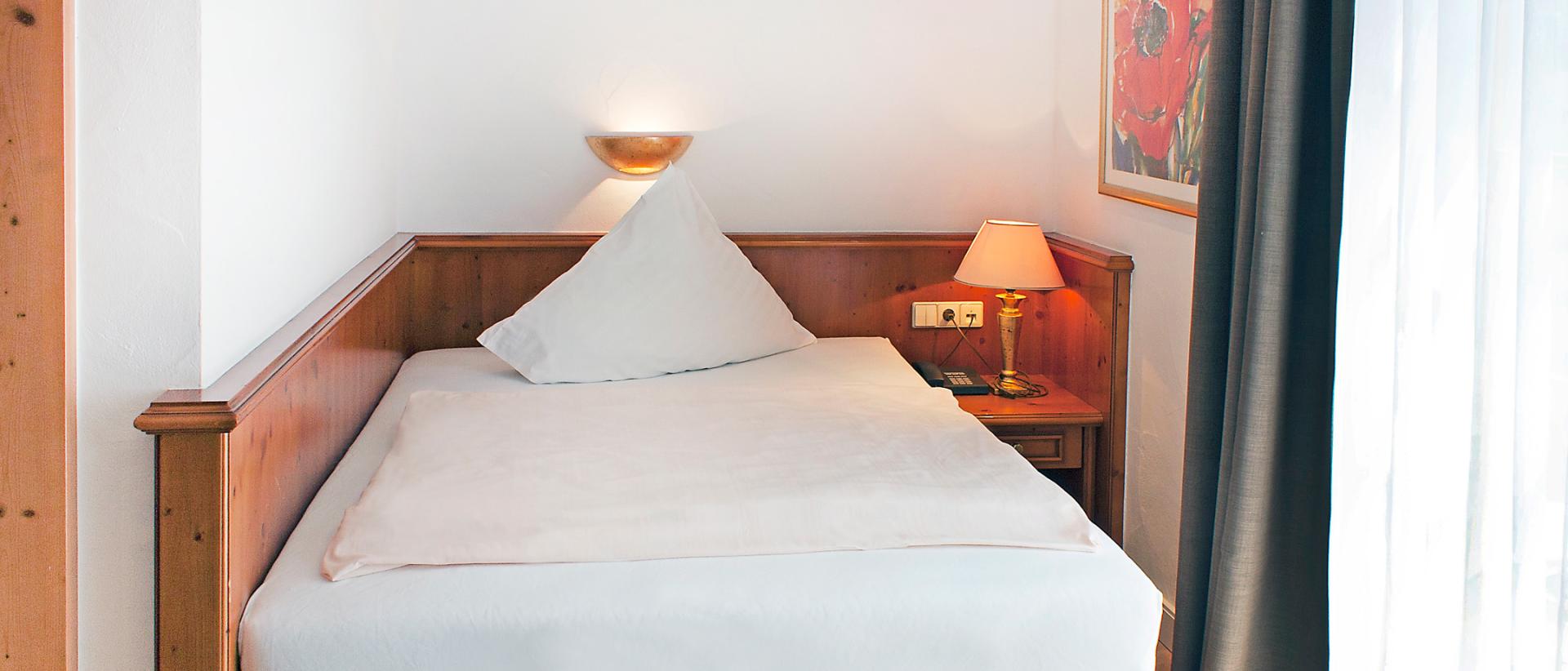 Single room with wooden furniture at Hotel Bayerischer Hof