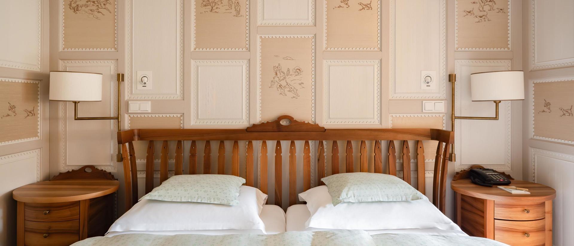 Doppelbettzimmer im Hotel Post Lech mit dekorativer Wandverkleidung