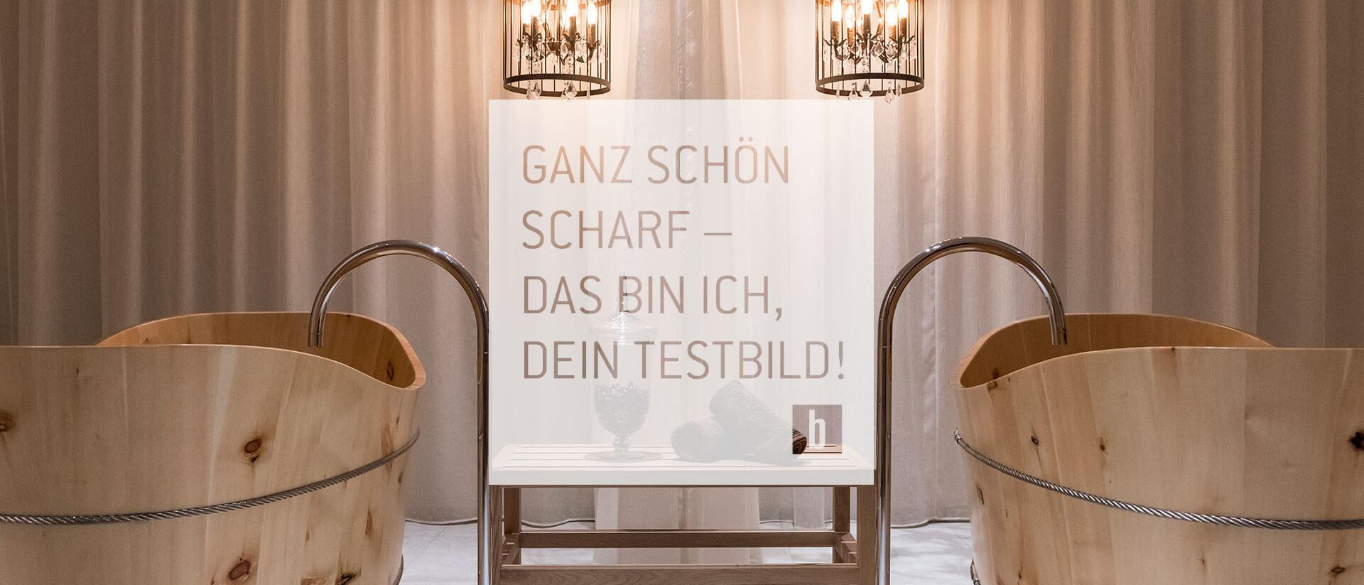 Brandnamic Spa-Szene mit Holzbadewannen und stilvollen Leuchten