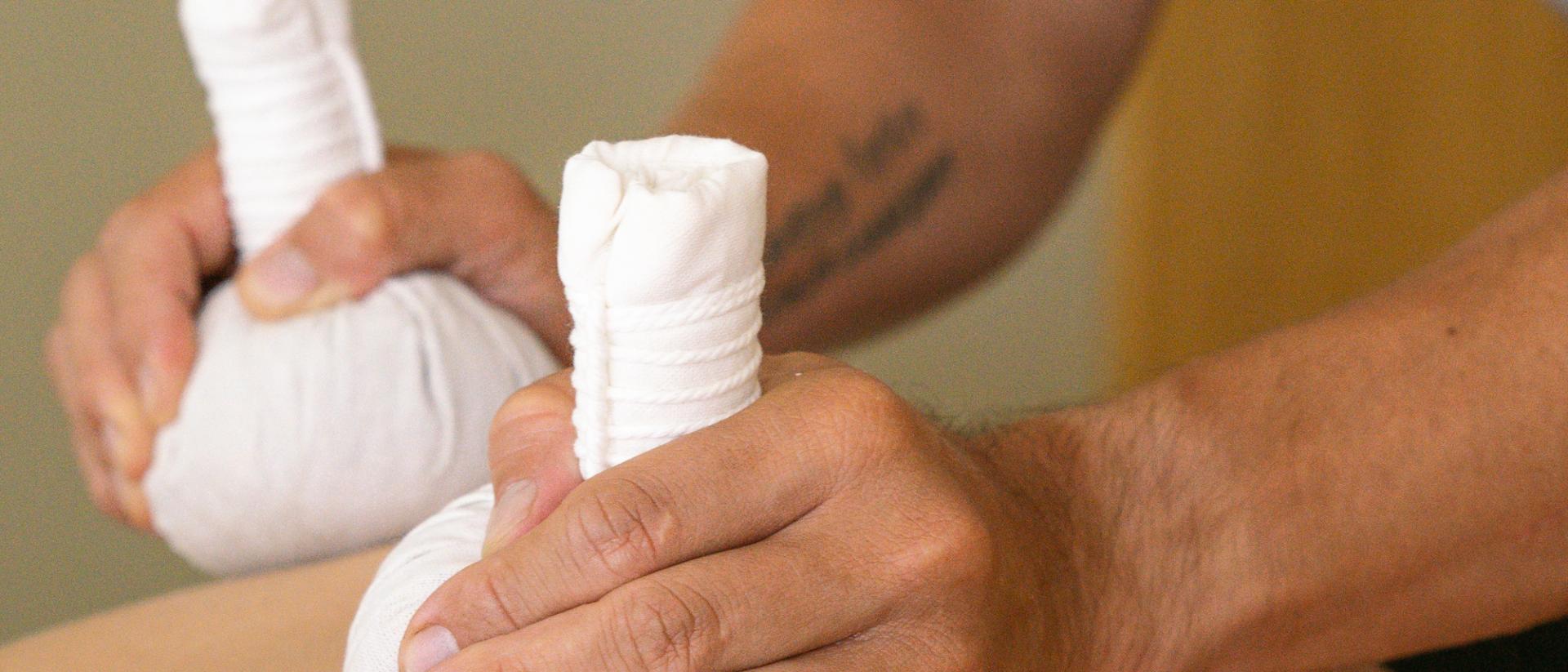 Pure Naturkraft – Kräuterstempel-Ganzkörpermassage