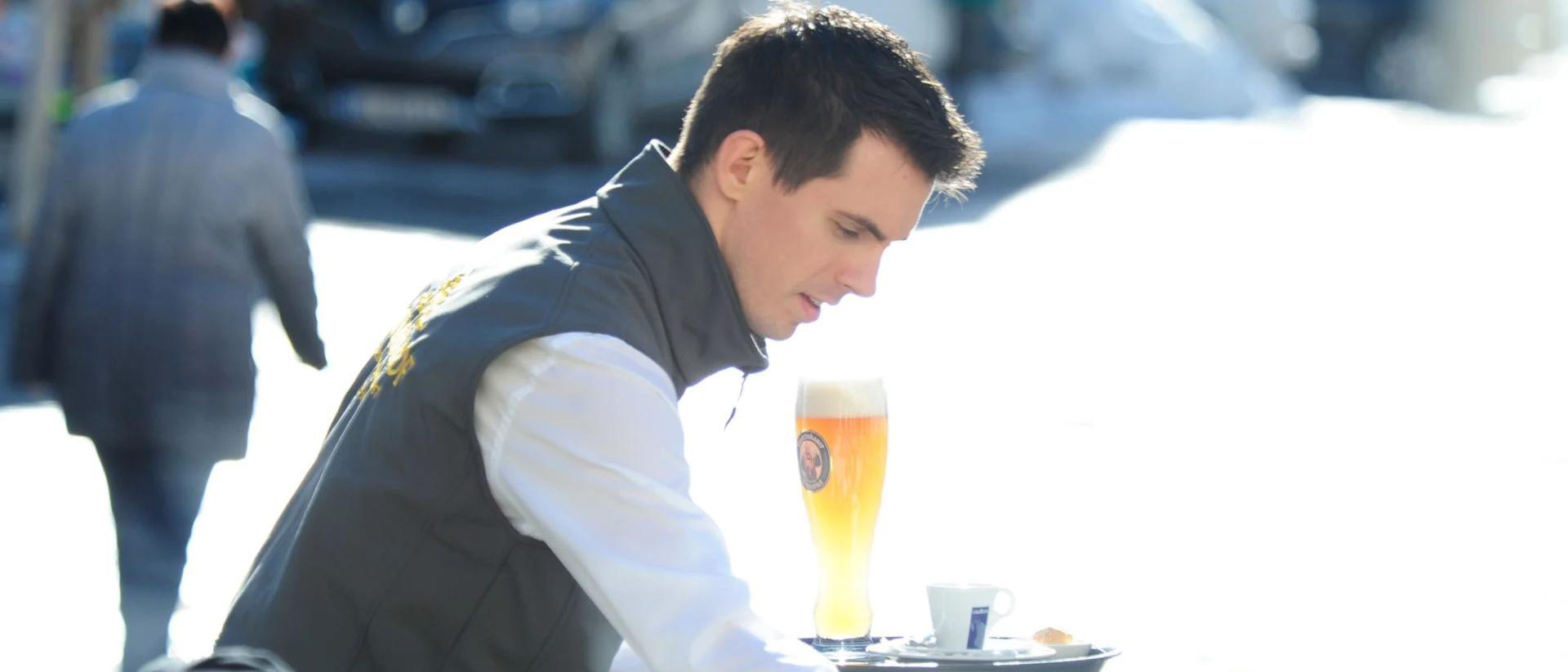 Kellner mit Inkasso
