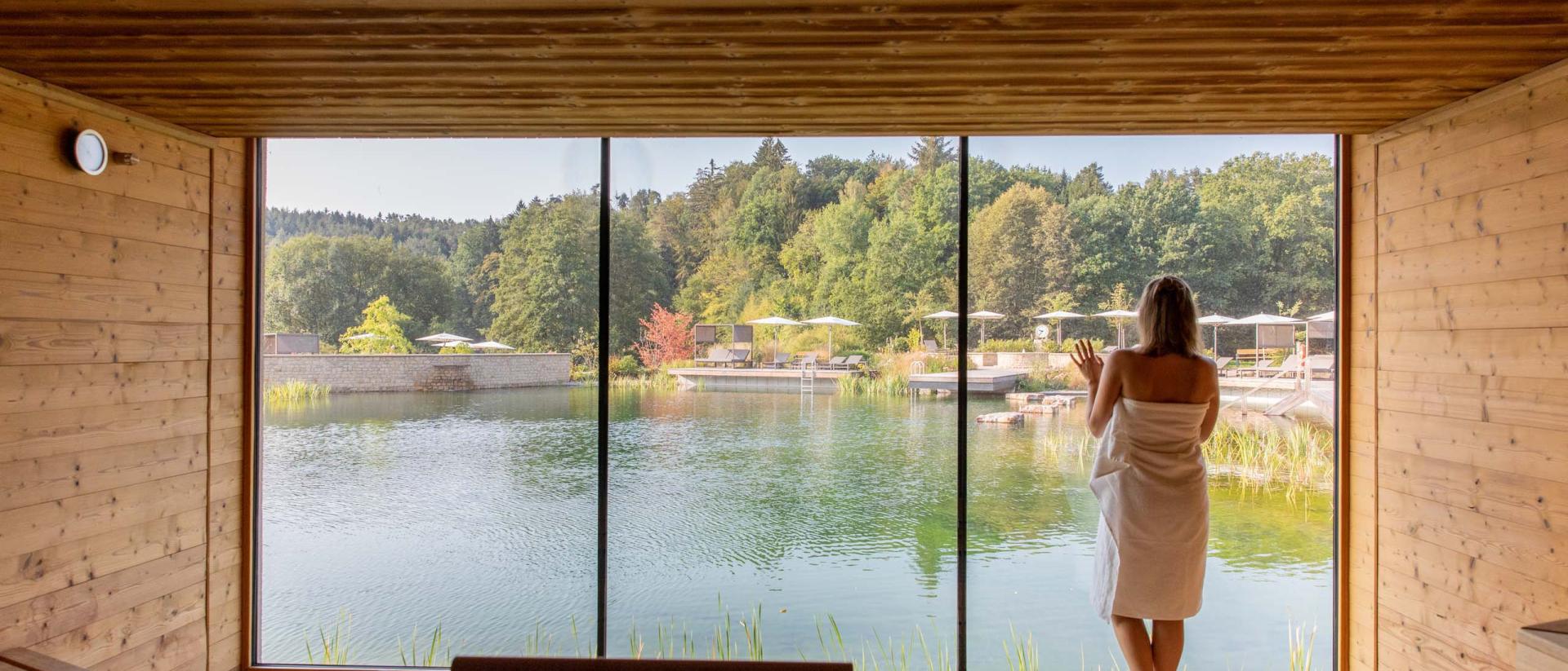 Blick vom Spa auf den See im Pfalzblick Wald Spa Resort