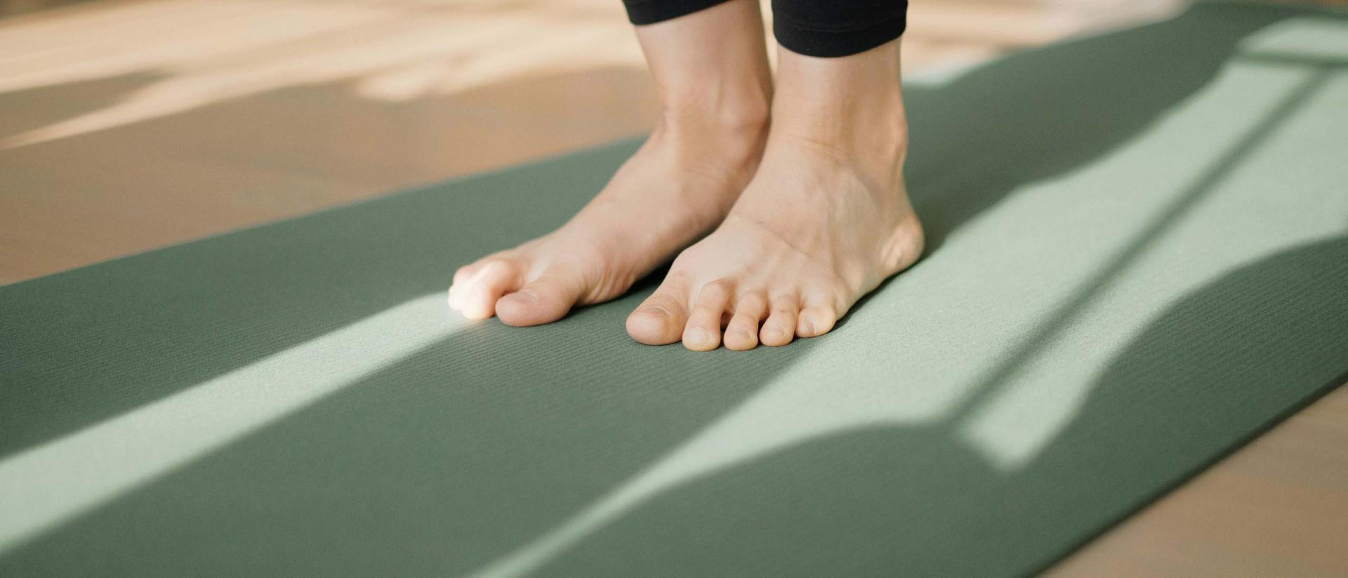 Füße auf Yogamatte im Pfalzblick Wald Spa Resort