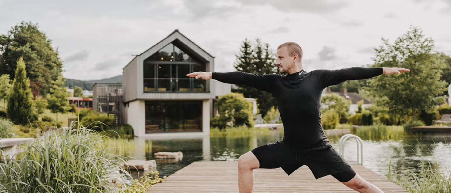 Mann macht Yoga am Steg im Pfalzblick Wald Spa Resort
