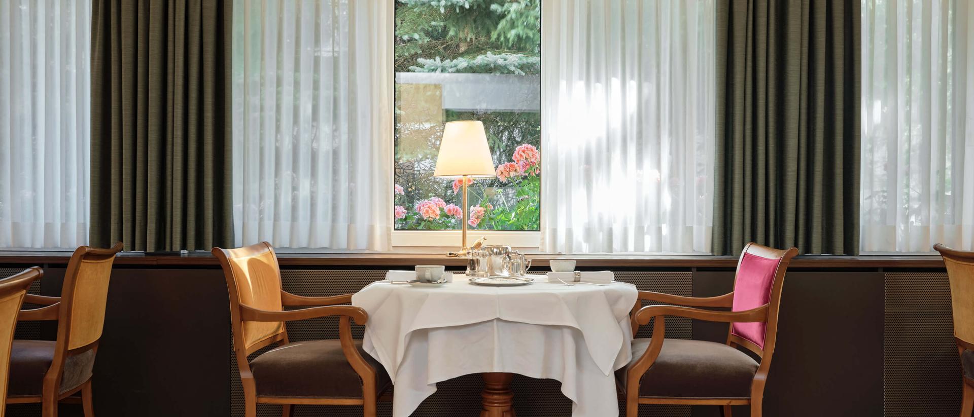 Gedeckter Tisch am Fenster im Hotel Reppert