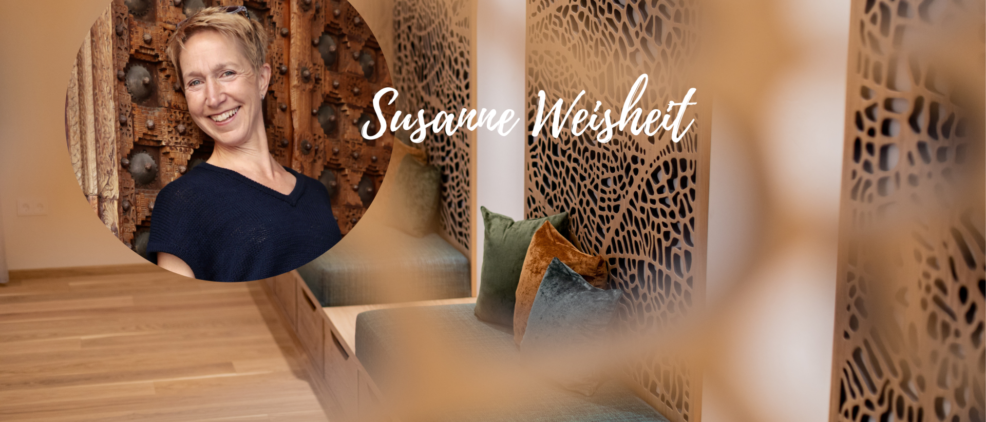 Porträt von Susanne Weisheit im Pfalzblick Wald Spa Resort mit dekorativem Holzpaneel