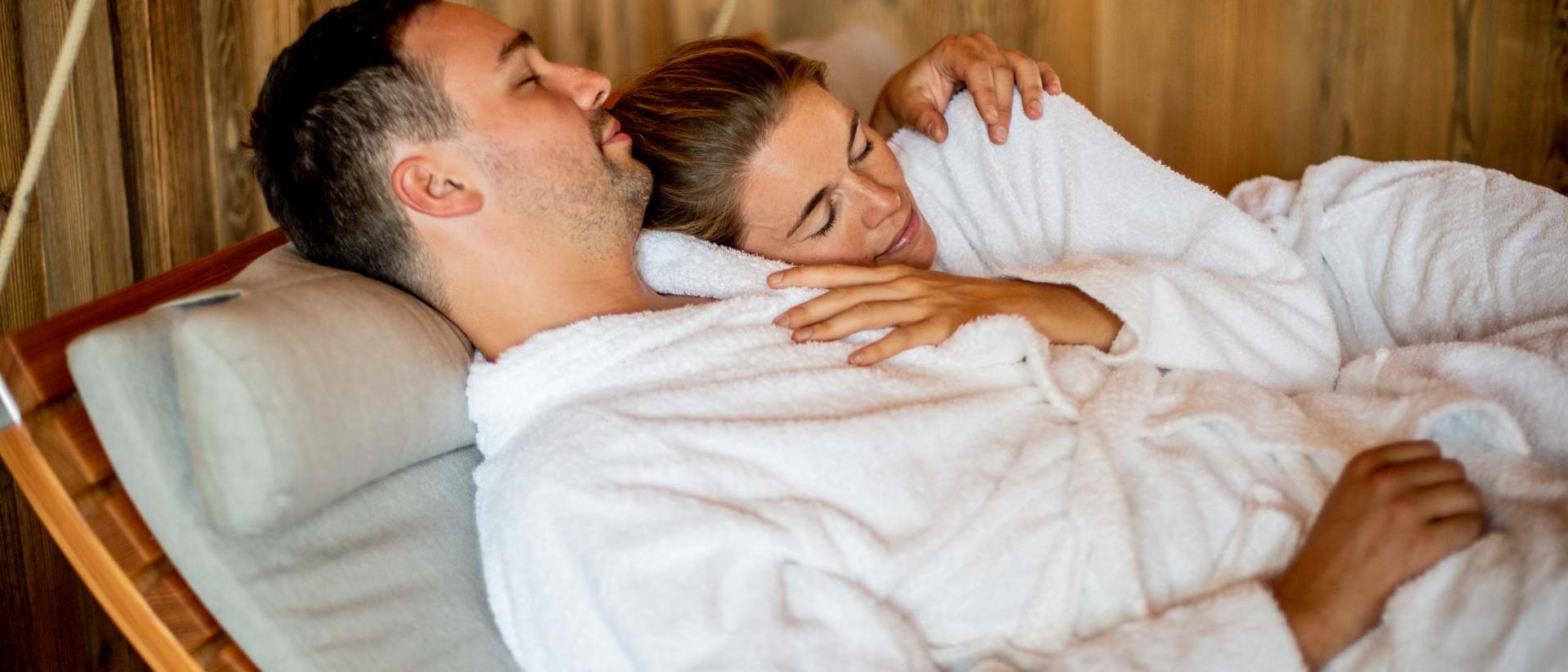 Paar entspannt im Pfalzblick Wald Spa Resort in weißen Bademänteln