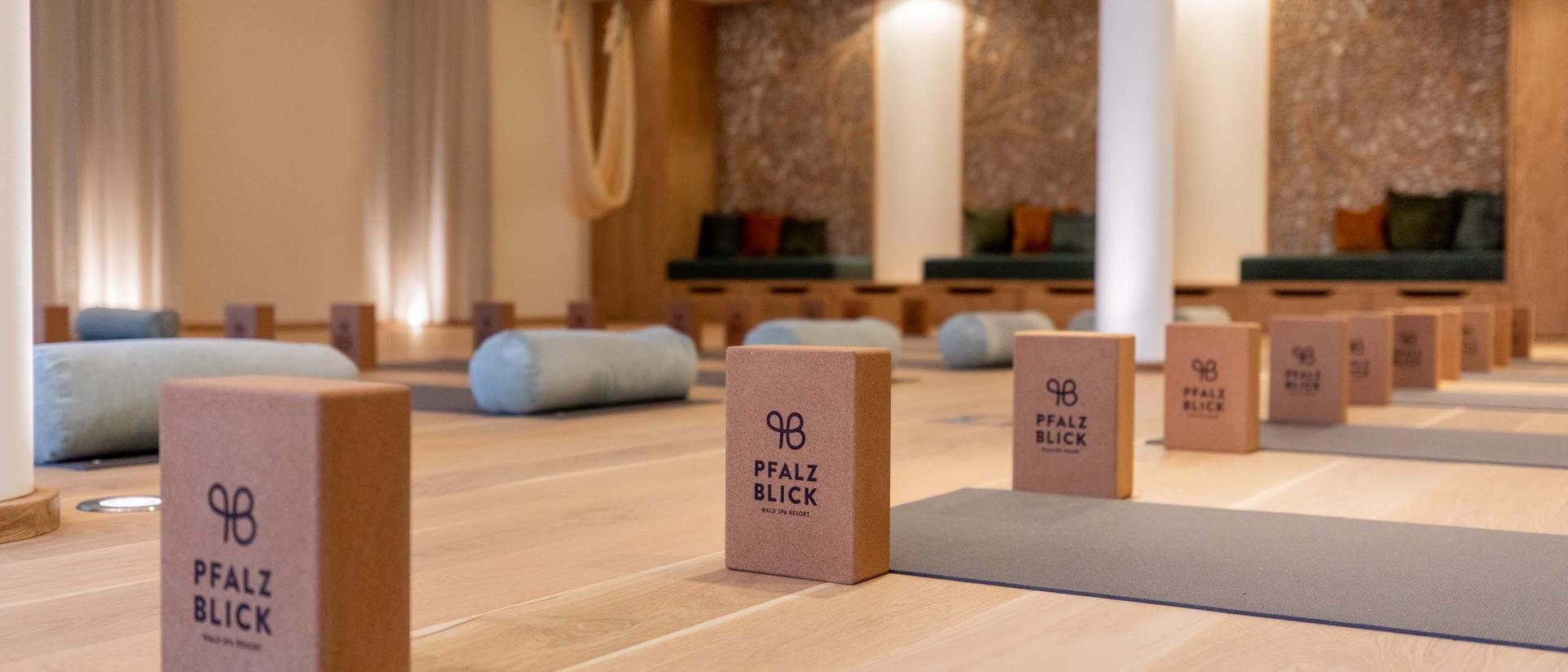Yoga-Studio mit Pfalzblick Wald Spa Resort Yoga-Blöcken und Matten