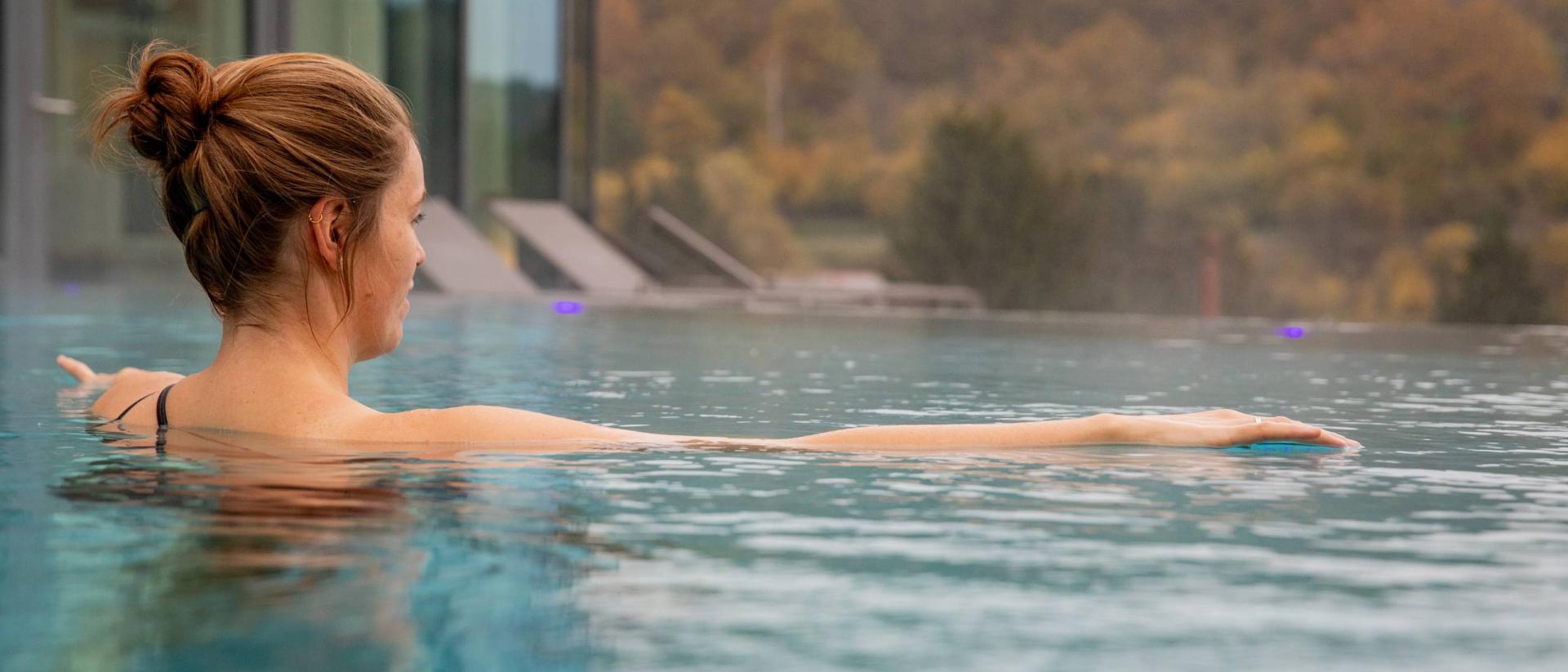 Natürlicher Pool im Pfalzblick Wald Spa Resort mit Wald im Hintergrund