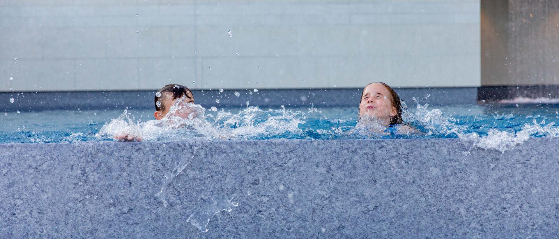 Kinder planschen im Pool des Pfalzblick Wald Spa Resorts