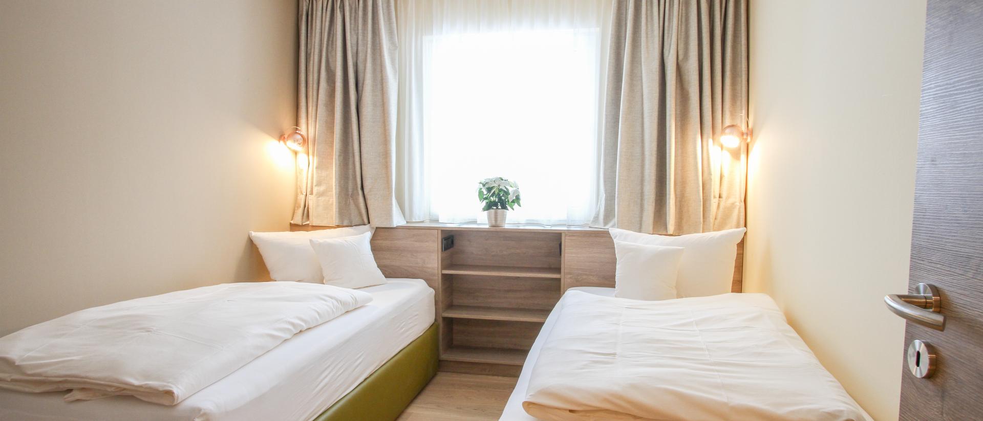 Zweibettzimmer im Pfalzblick Wald Spa Resort mit Holzboden und Vorhängen