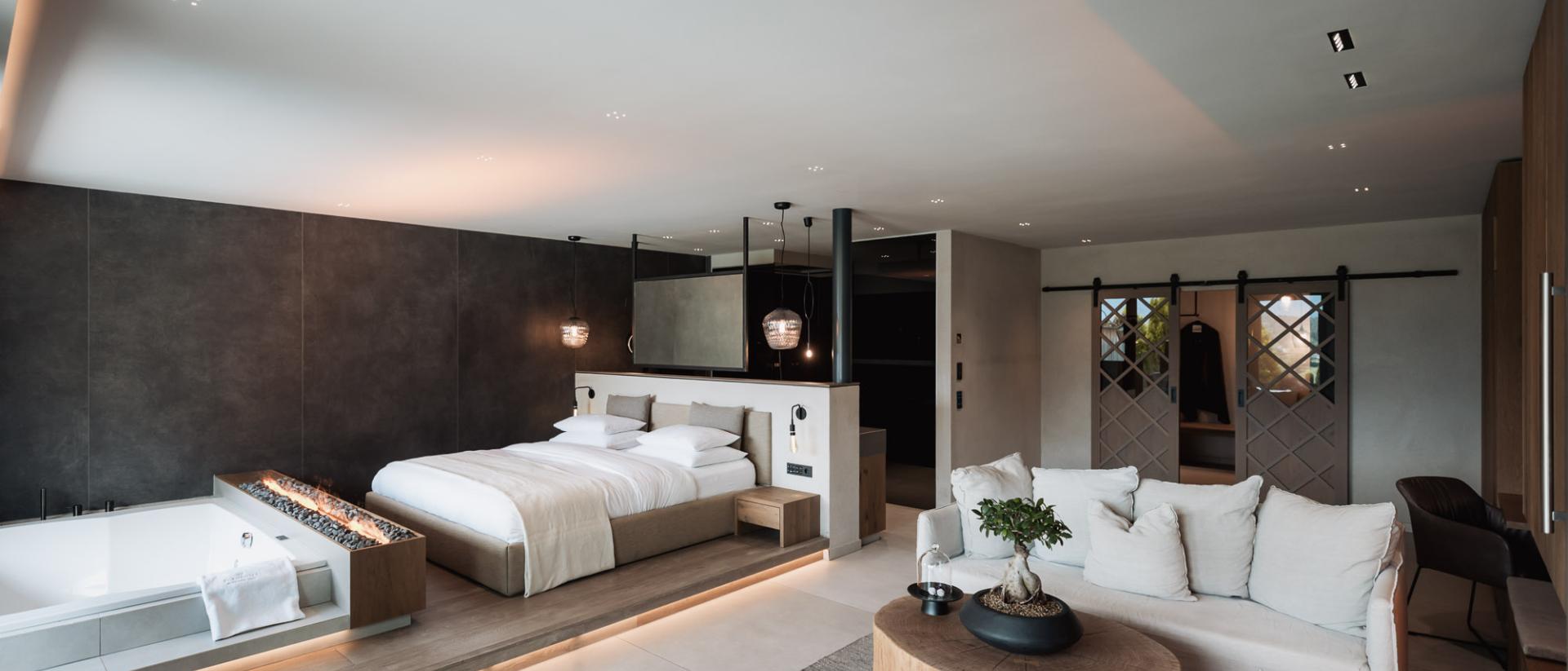 Modern bedroom with whirlpool in Chalet Purmontes