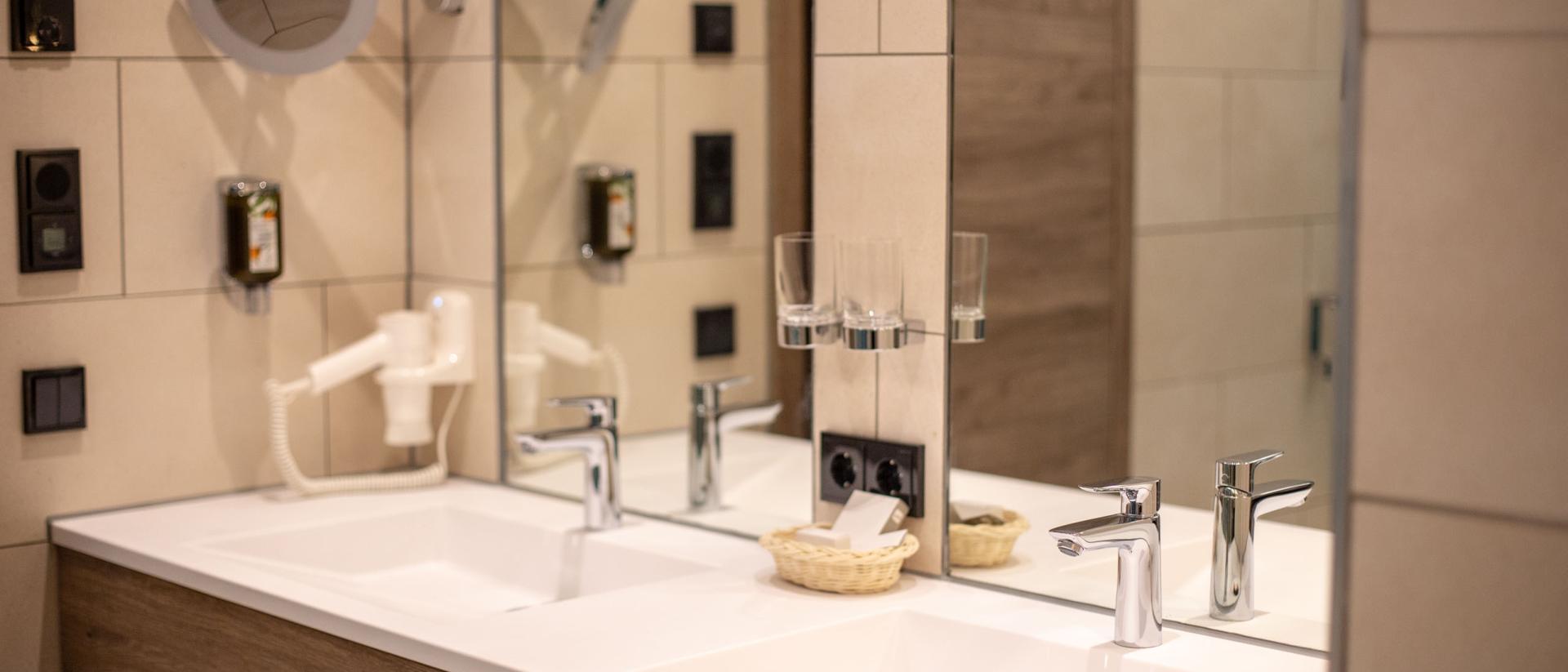 Moderner Doppelwaschbeckenbereich im Pfalzblick Wald Spa Resort Badezimmer