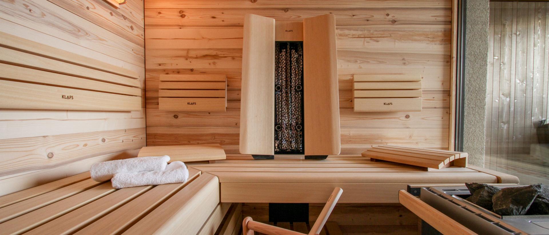 Sauna im Pfalzblick Wald Spa Resort mit Holzbänken und Badutensilien