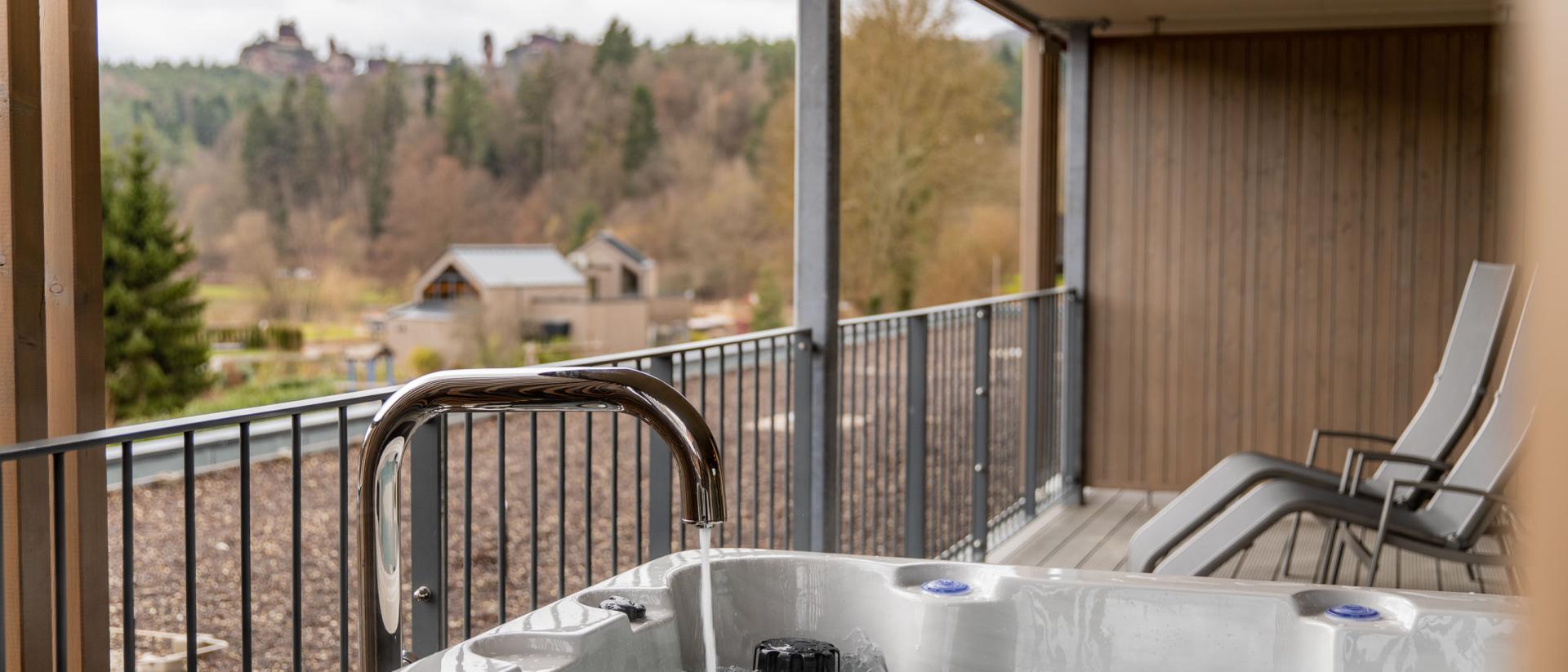 Whirlpool auf Balkon mit Ausblick im Pfalzblick Wald Spa Resort