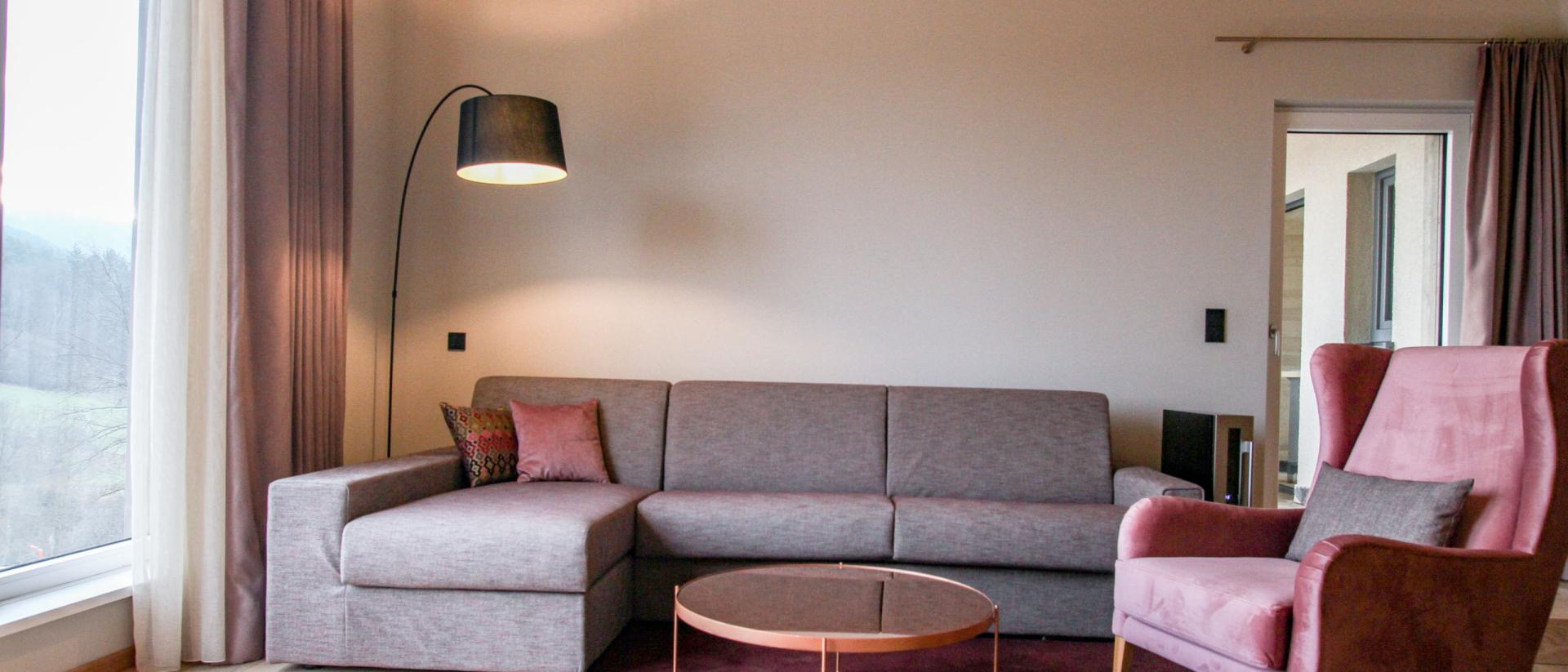 Moderne Lounge im Pfalzblick Wald Spa Resort mit Sofa und Blick ins Grüne