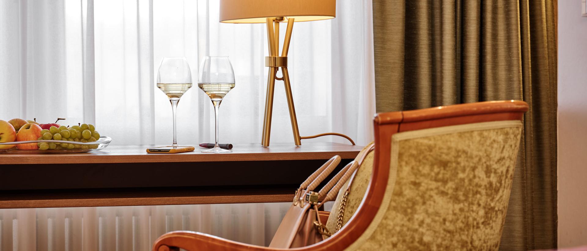 Gemütlicher Sitzbereich im Hotel Reppert mit Lampe und Wein auf dem Tisch